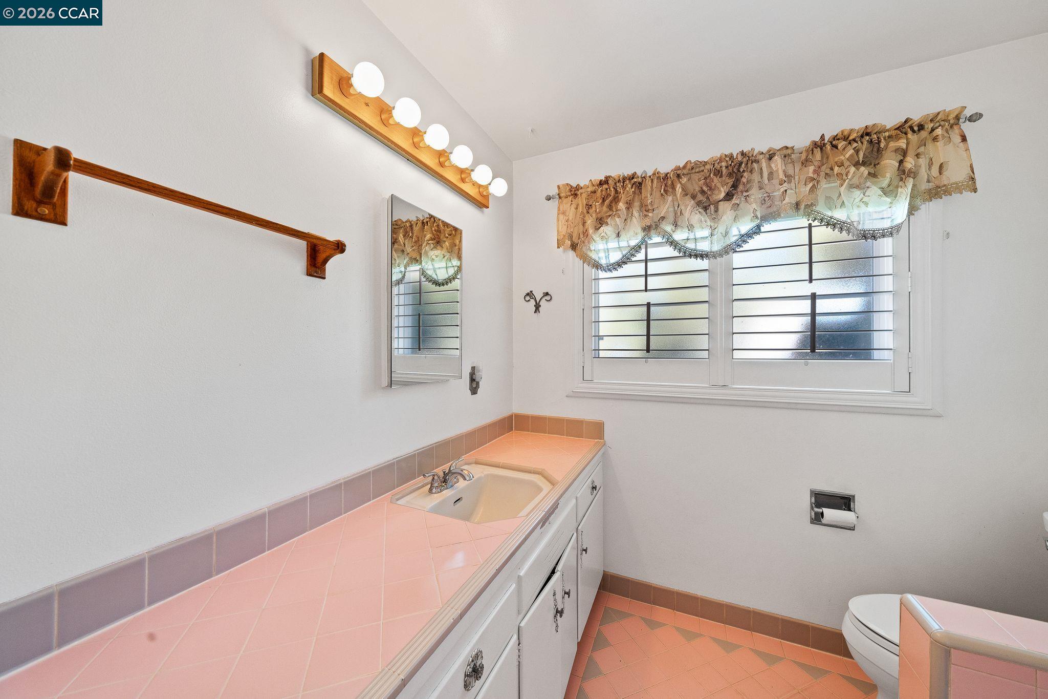 Detail Gallery Image 11 of 47 For 1174 Saint Francis Dr, Concord,  CA 94518 - 3 Beds | 2 Baths