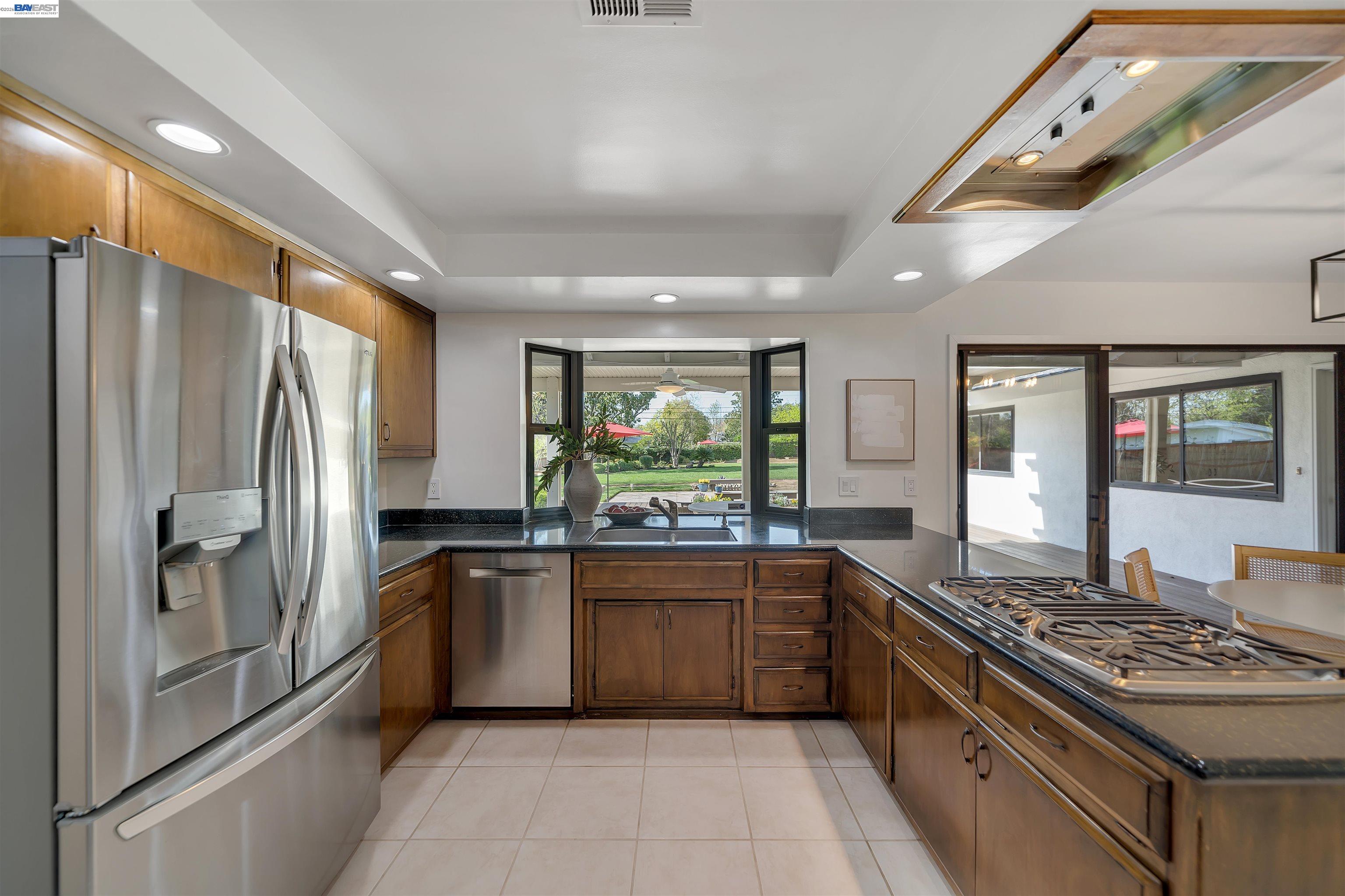 Detail Gallery Image 12 of 52 For 1121 El Sur Way, Sacramento,  CA 95864 - 6 Beds | 4 Baths