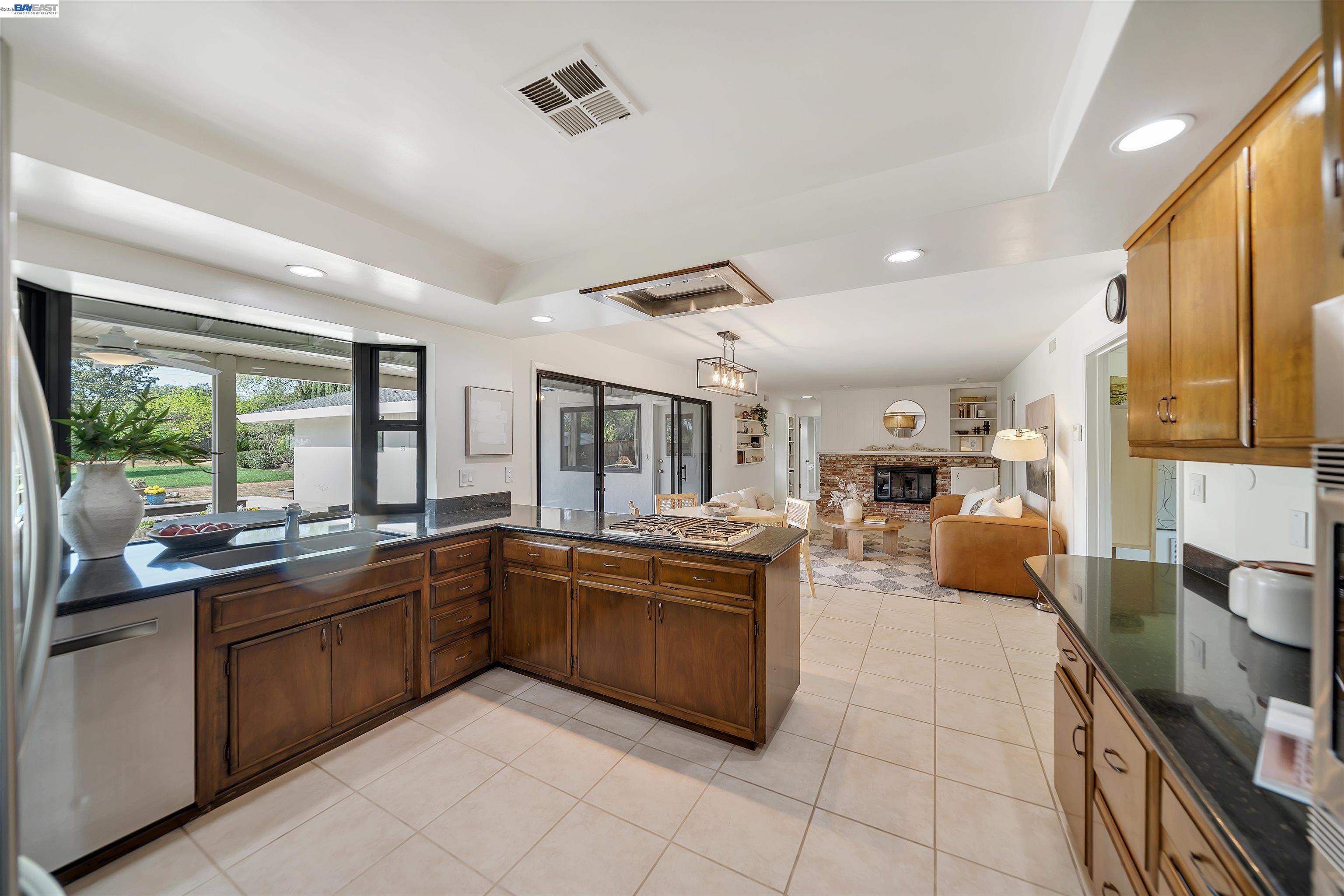 Detail Gallery Image 15 of 52 For 1121 El Sur Way, Sacramento,  CA 95864 - 6 Beds | 4 Baths