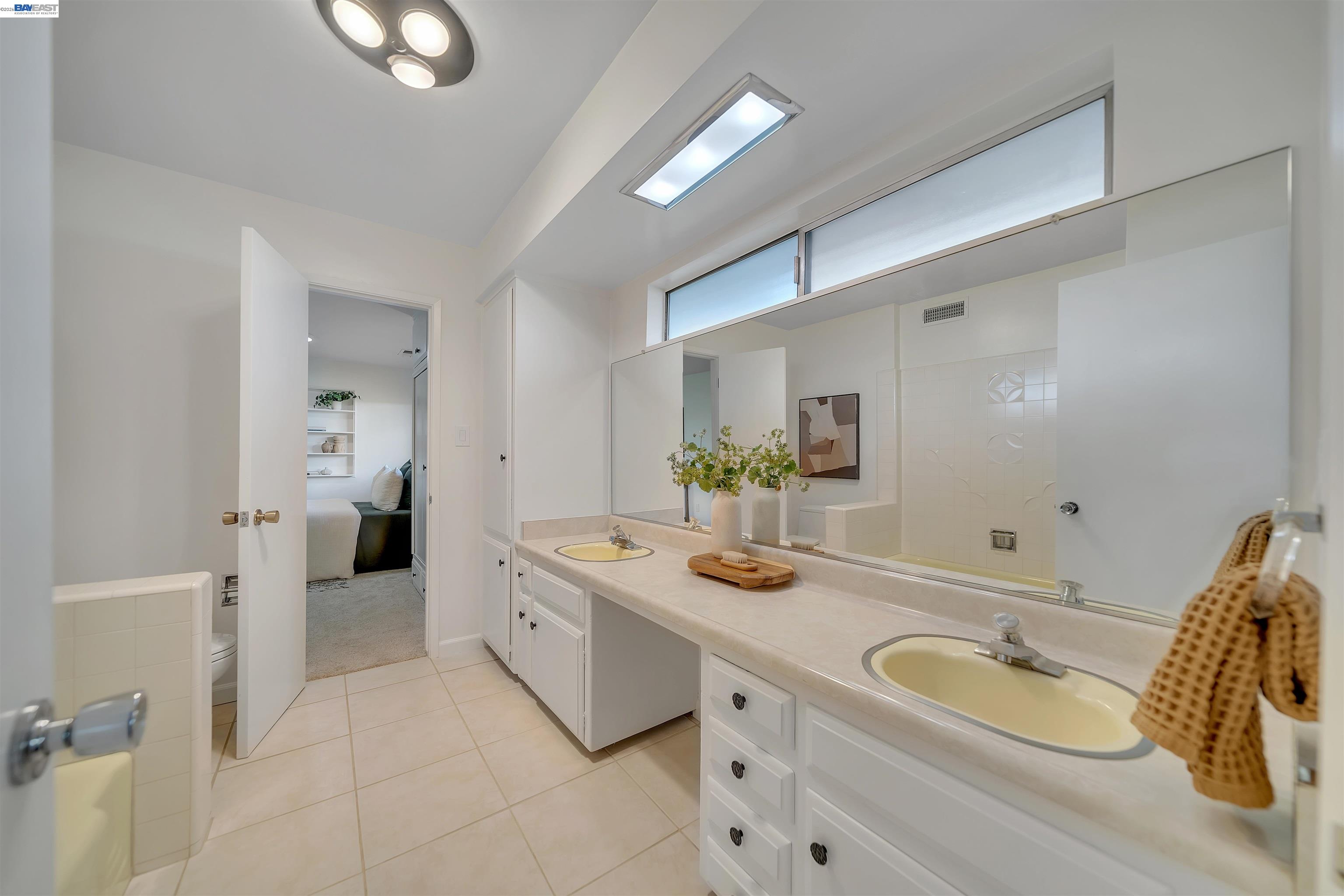 Detail Gallery Image 28 of 52 For 1121 El Sur Way, Sacramento,  CA 95864 - 6 Beds | 4 Baths