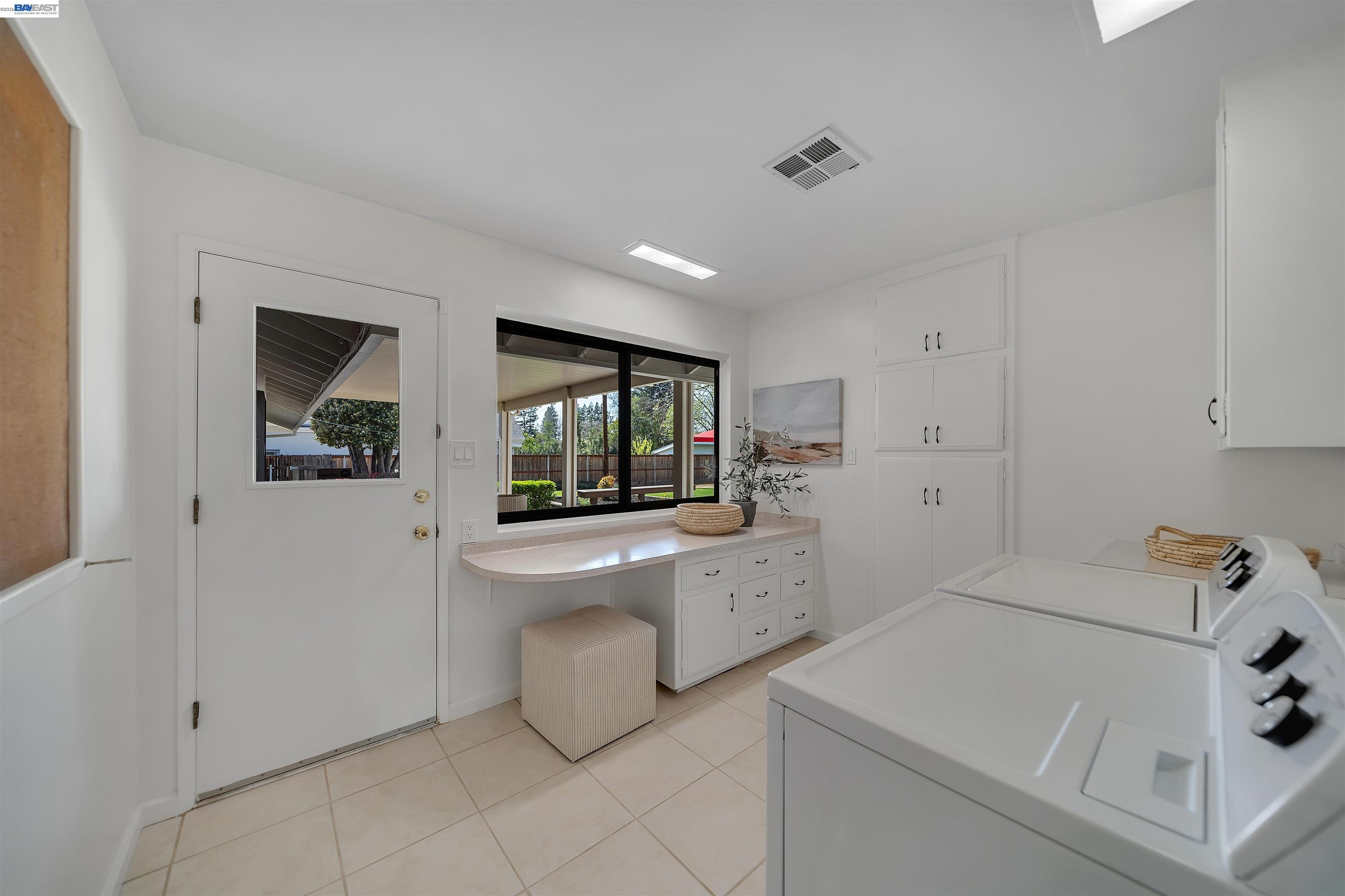 Detail Gallery Image 30 of 52 For 1121 El Sur Way, Sacramento,  CA 95864 - 6 Beds | 4 Baths