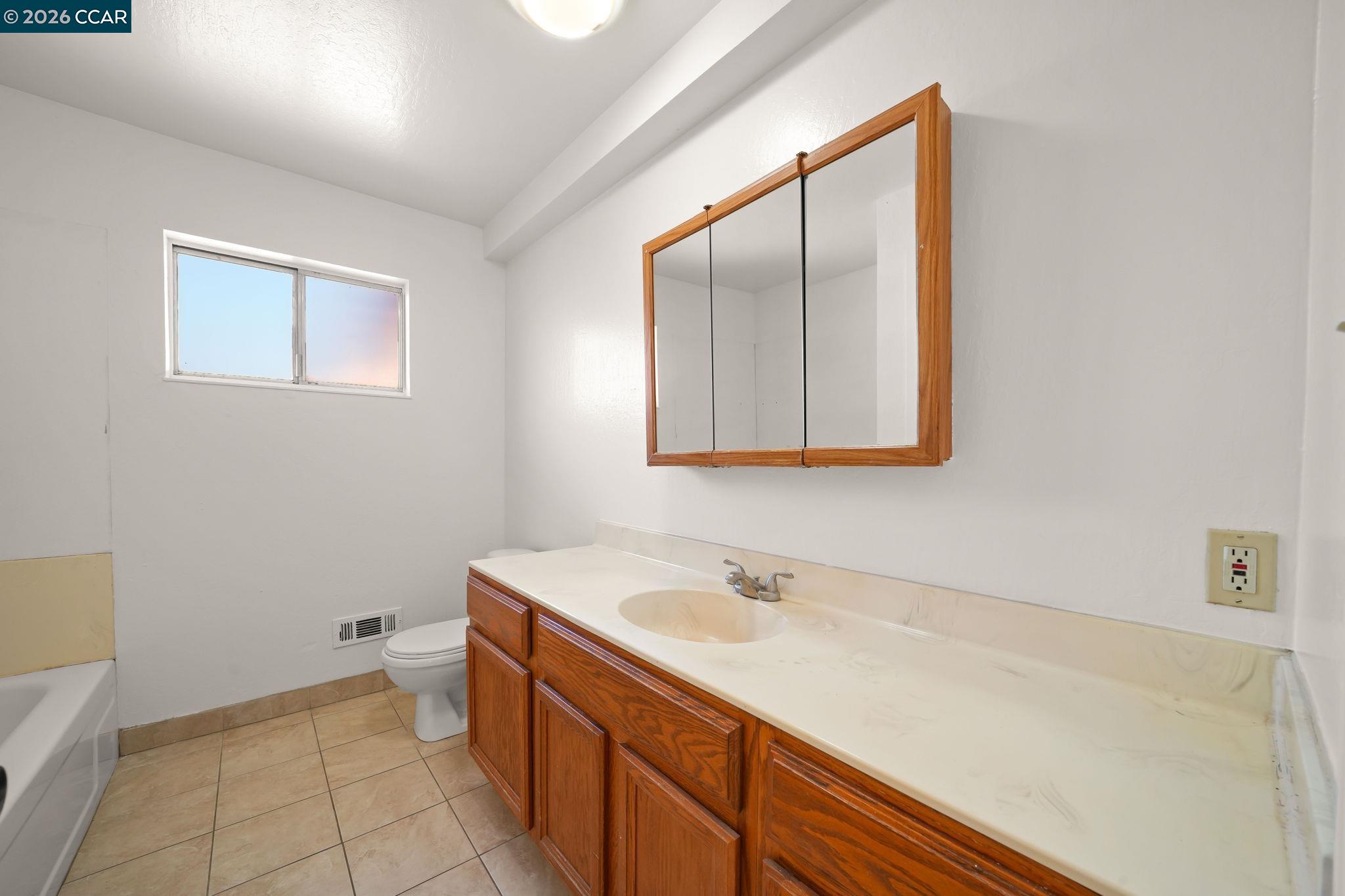 Detail Gallery Image 20 of 28 For 1125 Jensen Dr, Pittsburg,  CA 94565 - 3 Beds | 2 Baths