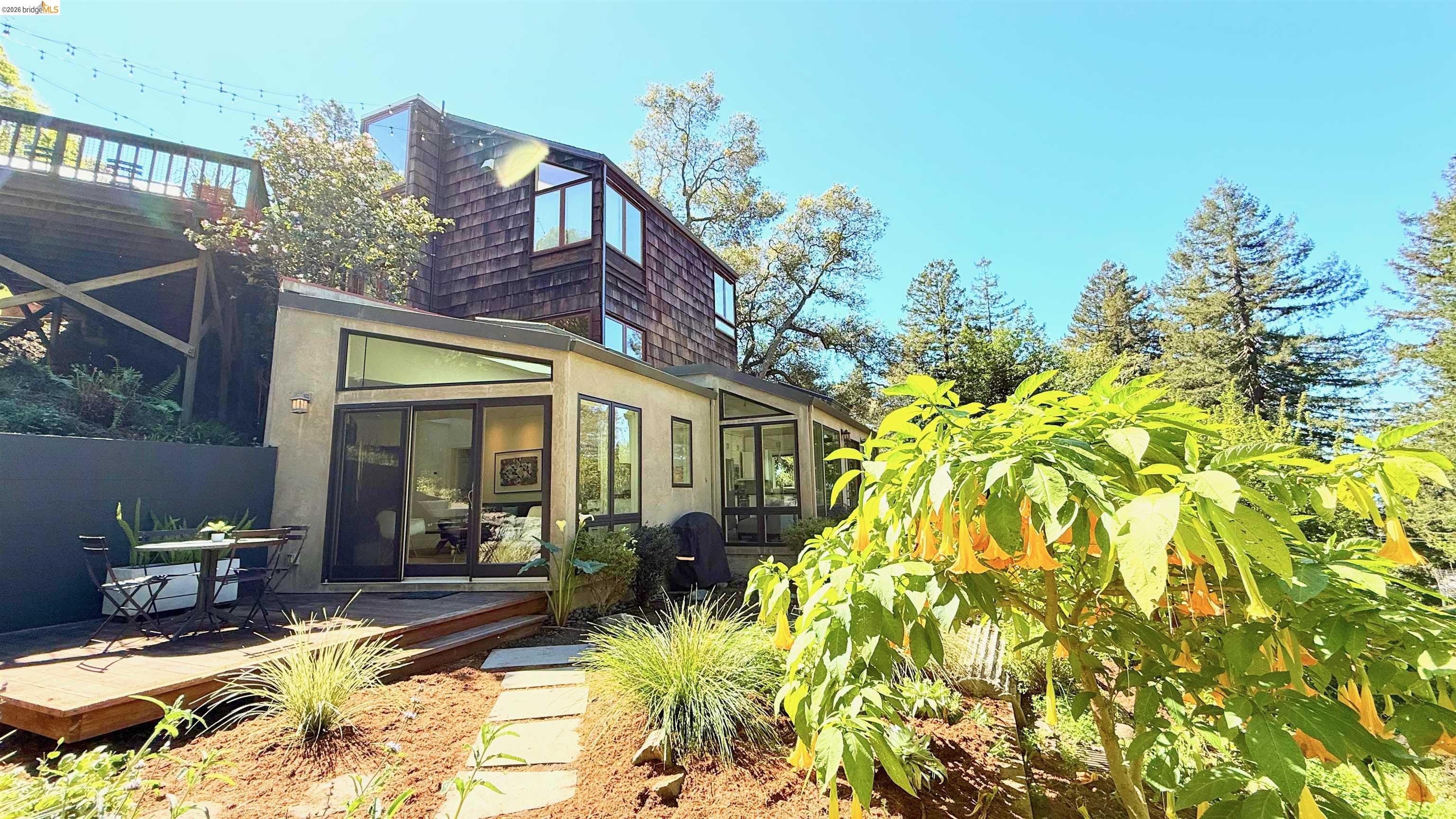 Detail Gallery Image 7 of 10 For 1179 Keith Ave, Berkeley,  CA 94708 - 6 Beds | 3 Baths