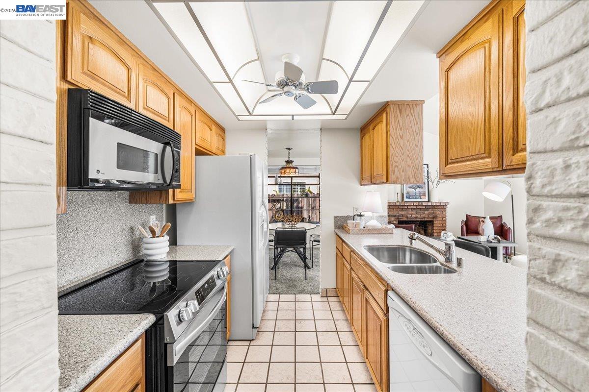 Detail Gallery Image 11 of 58 For 3647 Ashwood Dr, Pleasanton,  CA 94588 - 3 Beds | 2 Baths