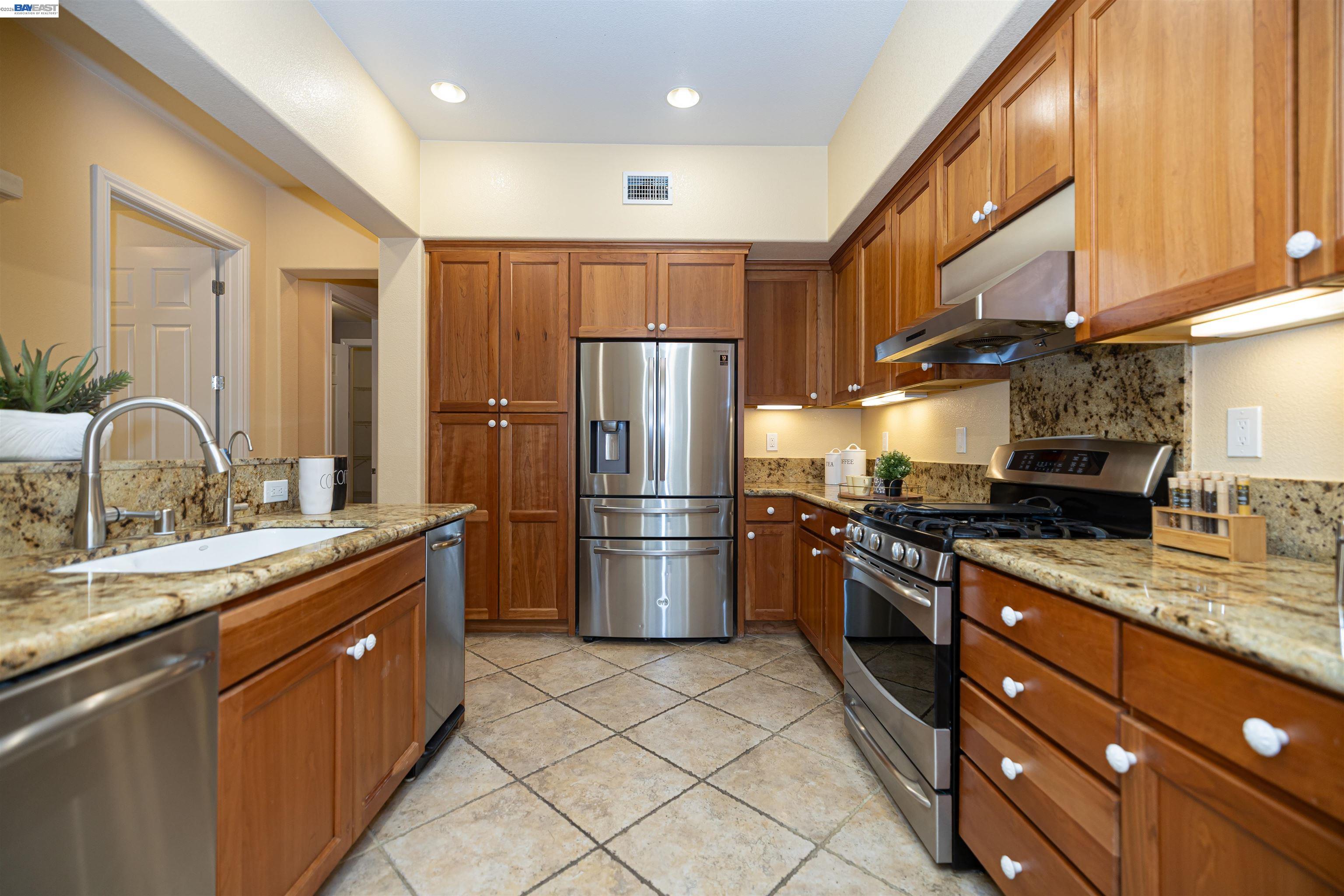 Detail Gallery Image 12 of 32 For 3489 Capoterra Way, Dublin,  CA 94568 - 2 Beds | 2/1 Baths