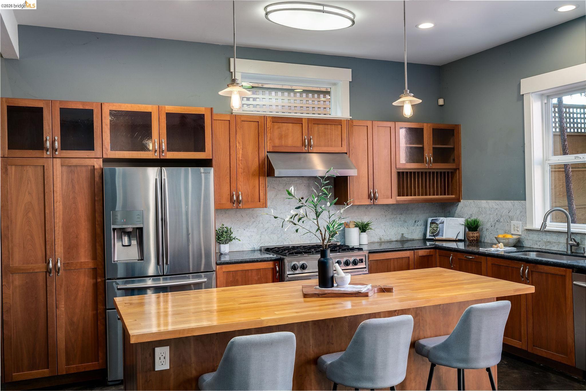 Detail Gallery Image 11 of 50 For 1526 32nd St, Oakland,  CA 94608 - 3 Beds | 2/1 Baths