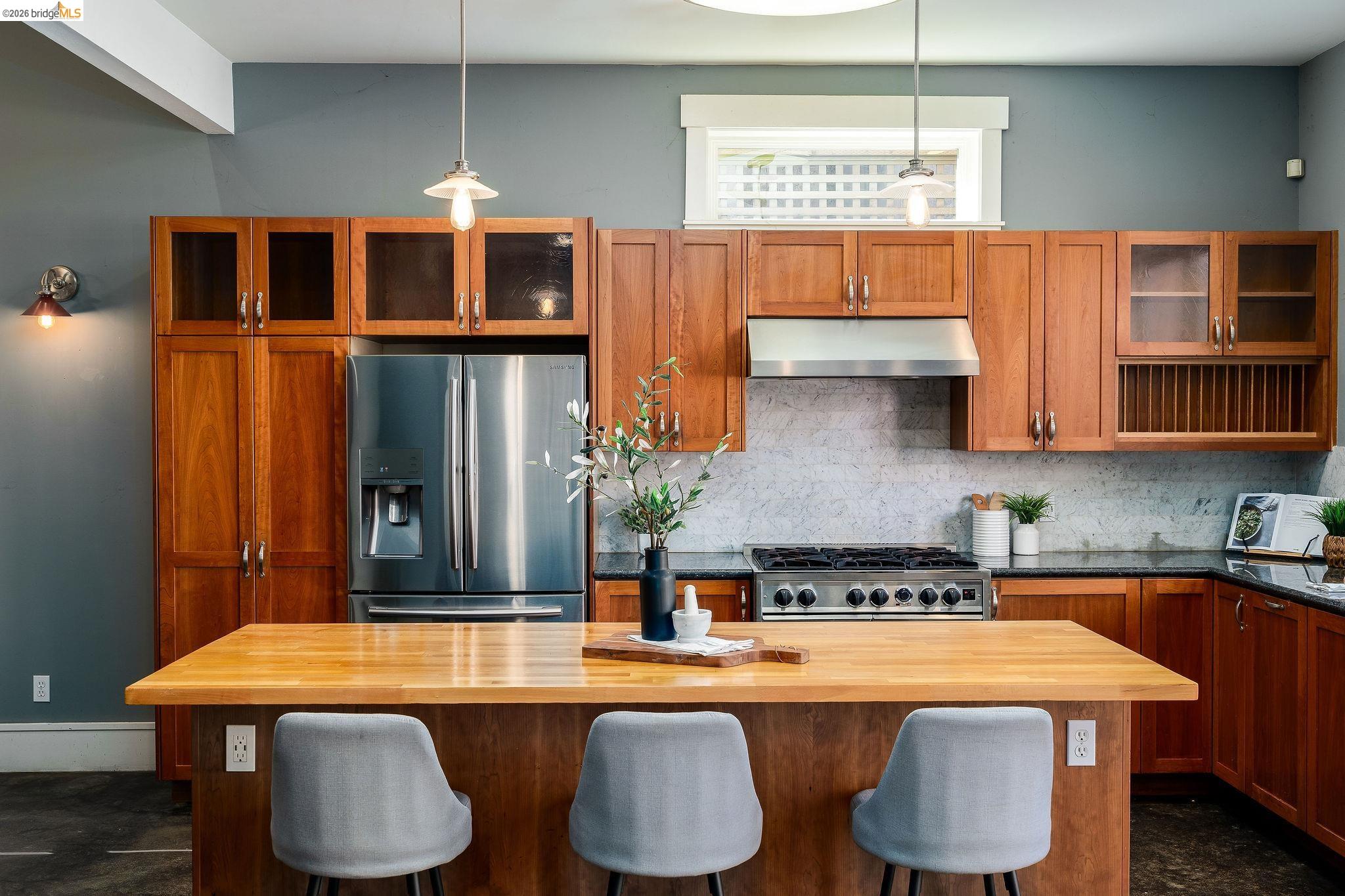 Detail Gallery Image 6 of 50 For 1526 32nd St, Oakland,  CA 94608 - 3 Beds | 2/1 Baths