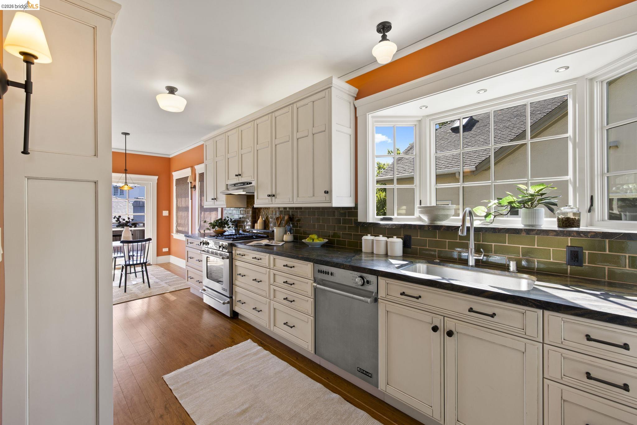 Detail Gallery Image 12 of 51 For 958 Alma Place, Oakland,  CA 94610 - 4 Beds | 2 Baths