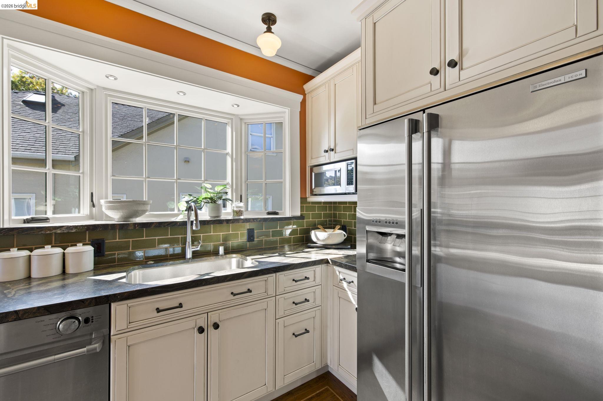 Detail Gallery Image 13 of 51 For 958 Alma Place, Oakland,  CA 94610 - 4 Beds | 2 Baths