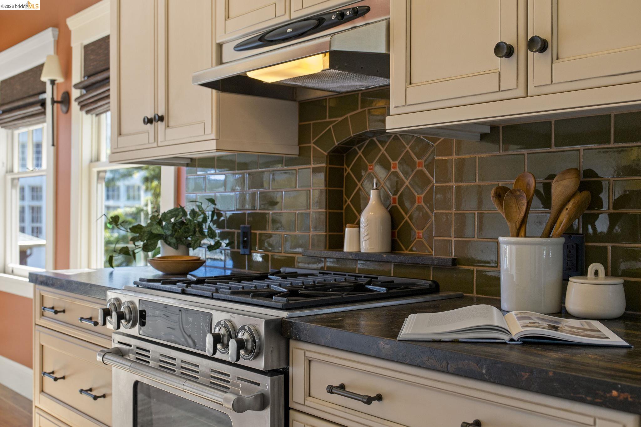 Detail Gallery Image 17 of 51 For 958 Alma Place, Oakland,  CA 94610 - 4 Beds | 2 Baths