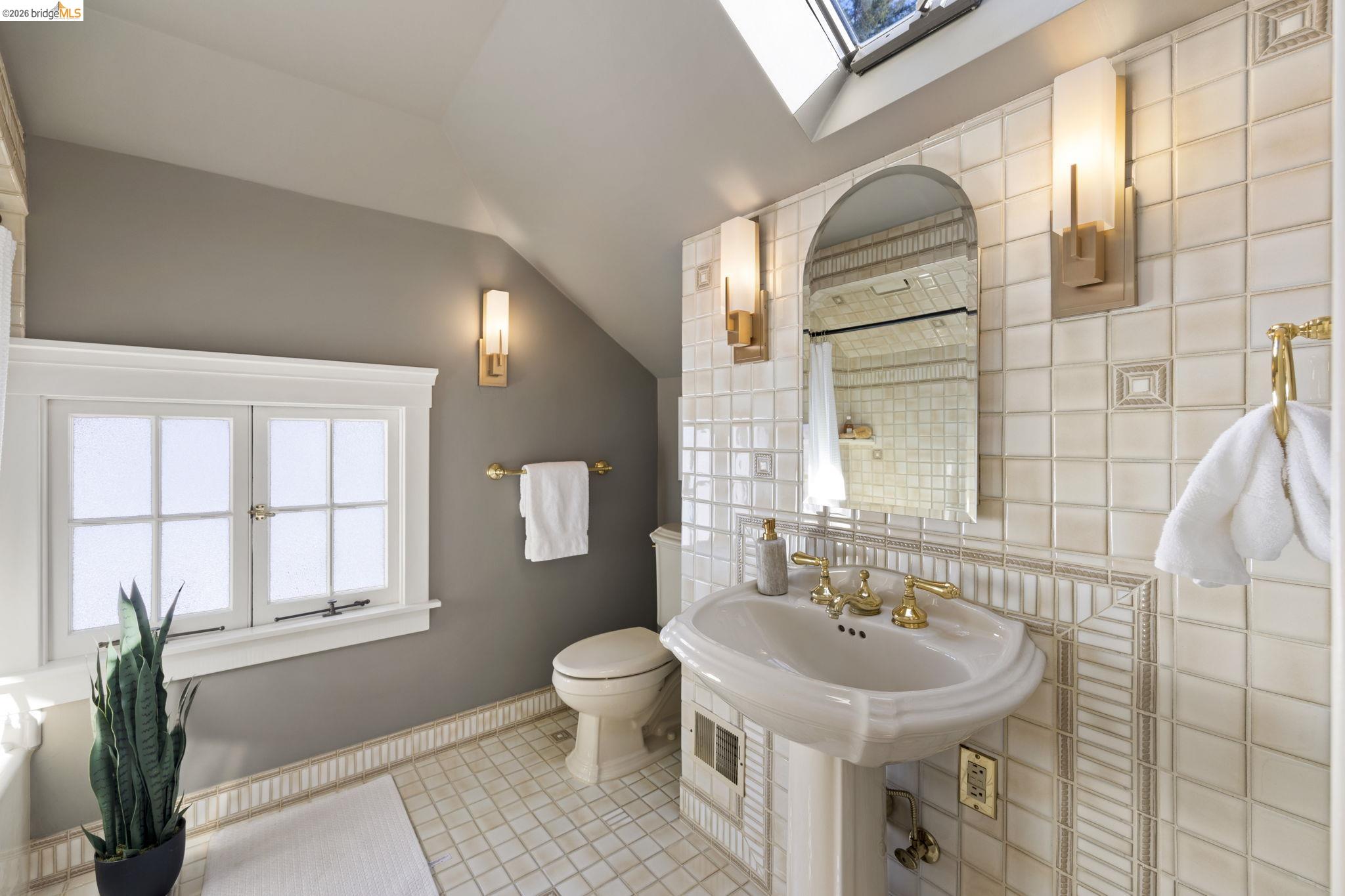 Detail Gallery Image 28 of 51 For 958 Alma Place, Oakland,  CA 94610 - 4 Beds | 2 Baths