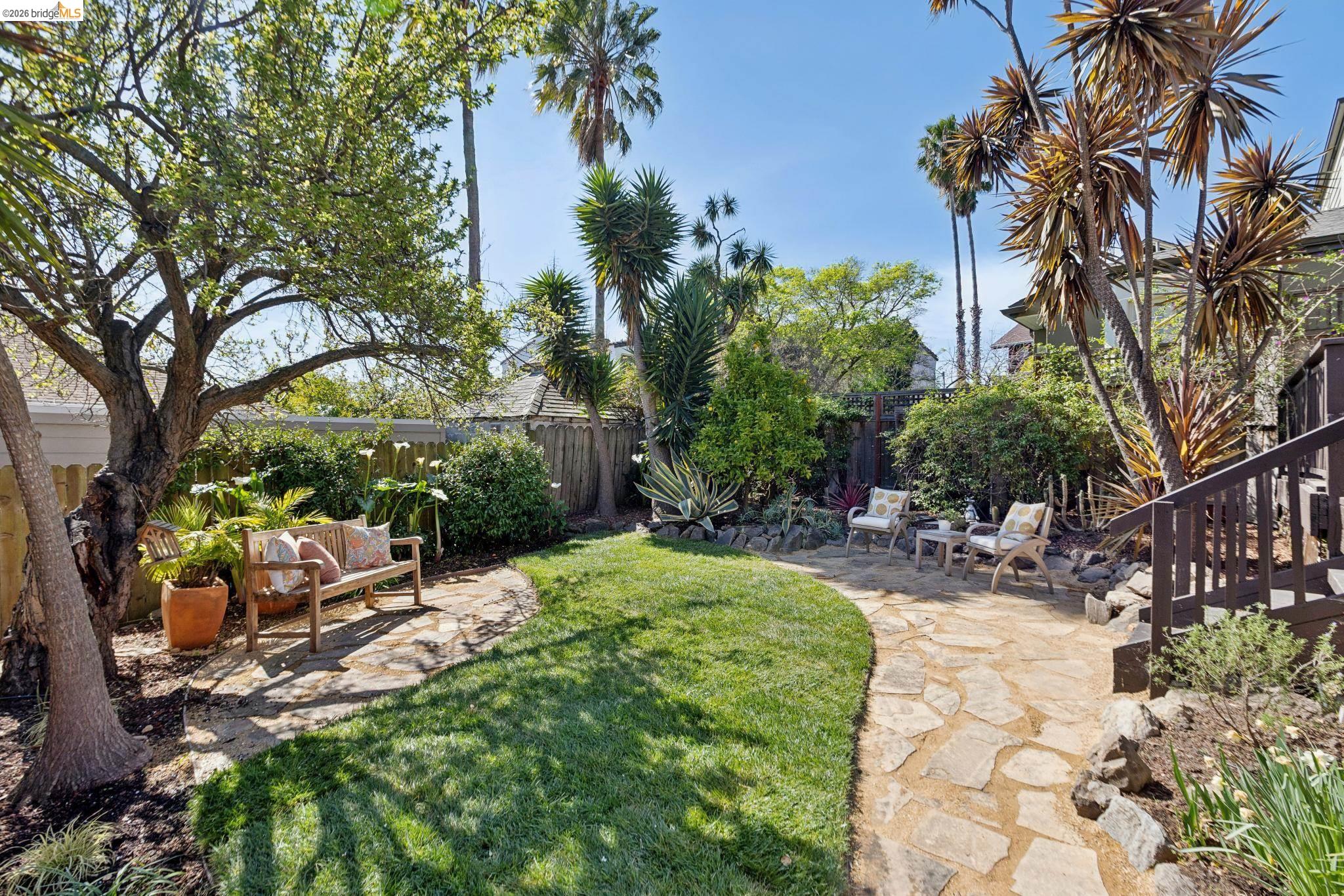 Detail Gallery Image 2 of 46 For 715 Hillgirt Cir, Oakland,  CA 94610 - 2 Beds | 1 Baths