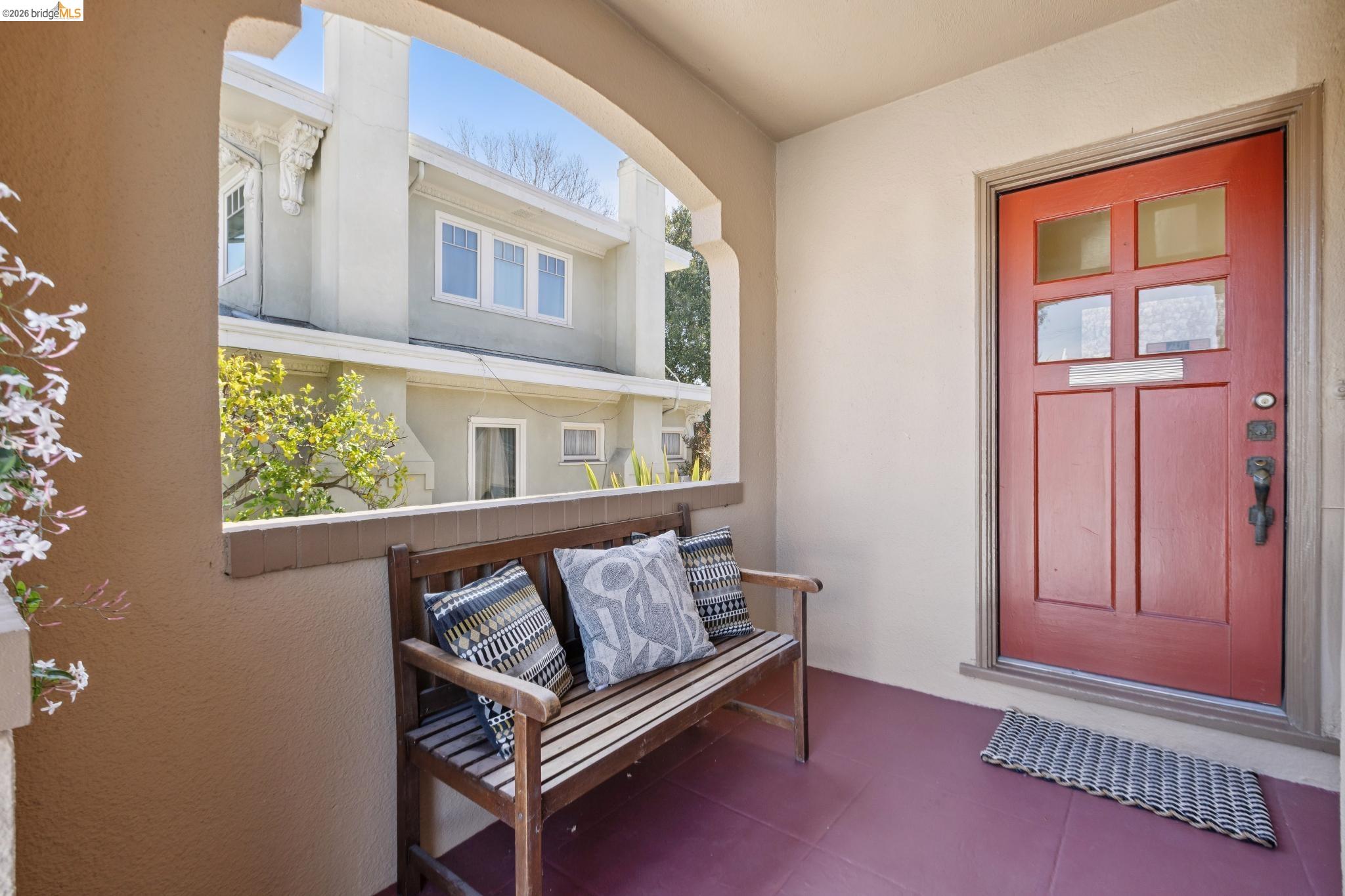 Detail Gallery Image 3 of 46 For 715 Hillgirt Cir, Oakland,  CA 94610 - 2 Beds | 1 Baths