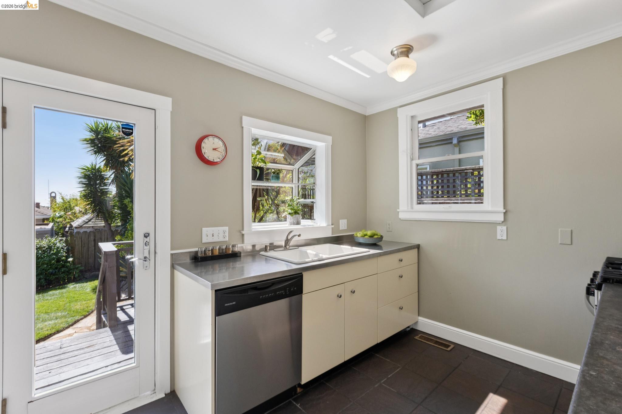 Detail Gallery Image 25 of 46 For 715 Hillgirt Cir, Oakland,  CA 94610 - 2 Beds | 1 Baths