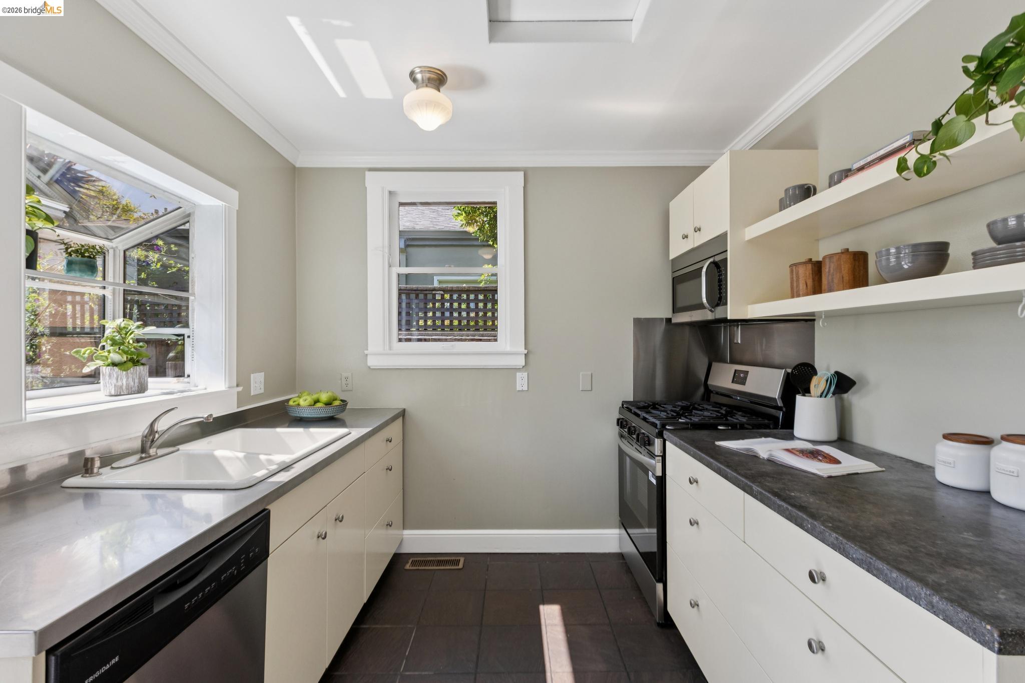 Detail Gallery Image 26 of 46 For 715 Hillgirt Cir, Oakland,  CA 94610 - 2 Beds | 1 Baths