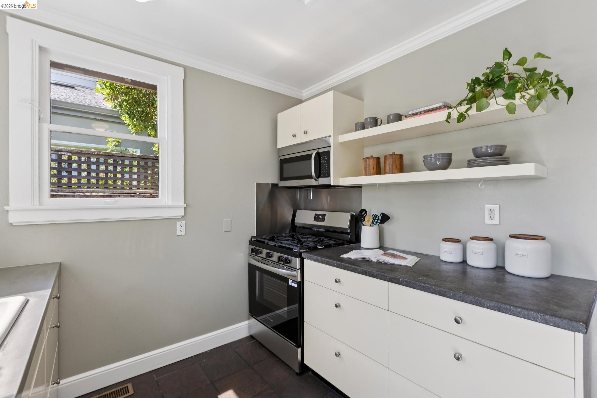 Detail Gallery Image 27 of 46 For 715 Hillgirt Cir, Oakland,  CA 94610 - 2 Beds | 1 Baths