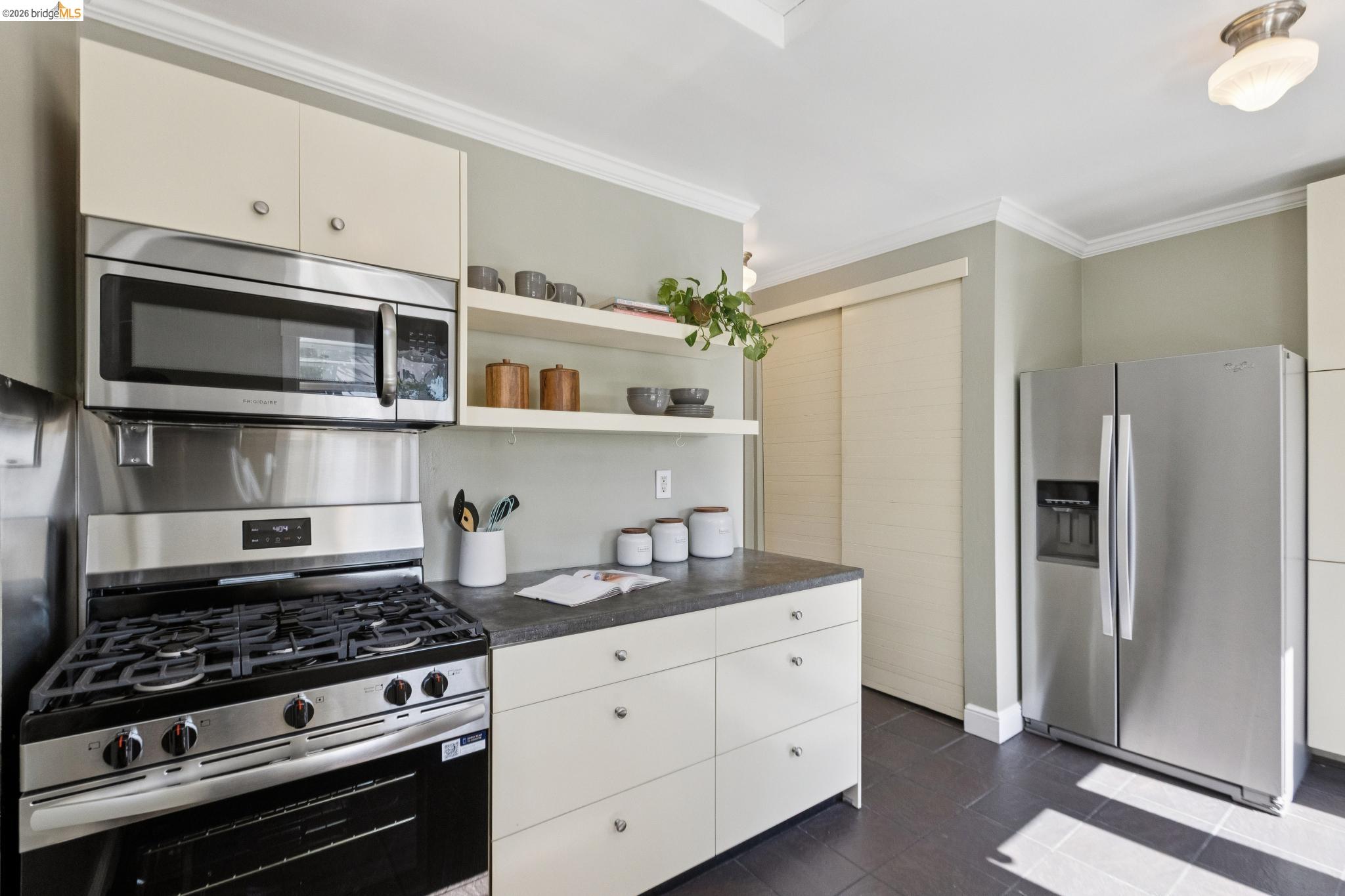 Detail Gallery Image 28 of 46 For 715 Hillgirt Cir, Oakland,  CA 94610 - 2 Beds | 1 Baths