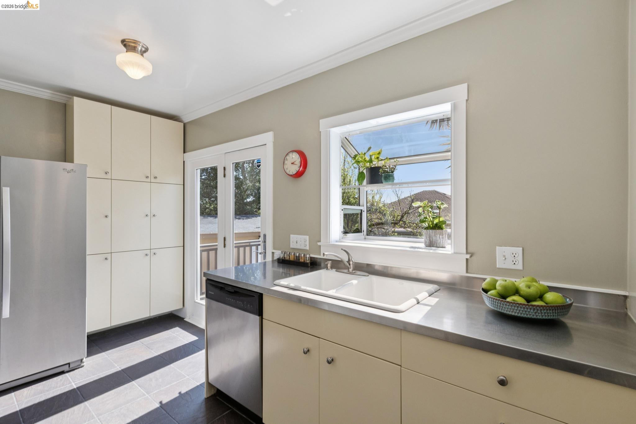 Detail Gallery Image 29 of 46 For 715 Hillgirt Cir, Oakland,  CA 94610 - 2 Beds | 1 Baths