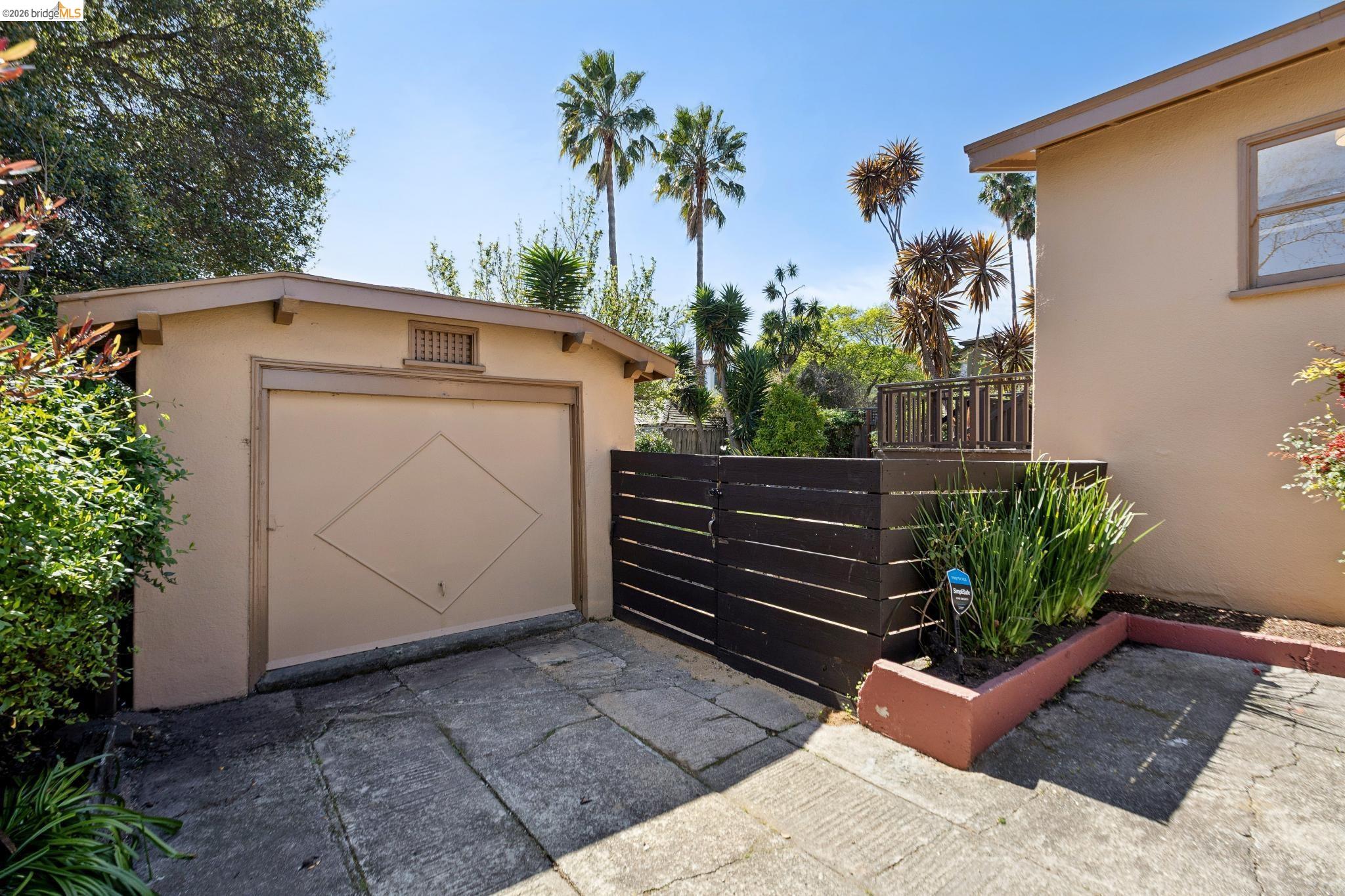 Detail Gallery Image 34 of 46 For 715 Hillgirt Cir, Oakland,  CA 94610 - 2 Beds | 1 Baths