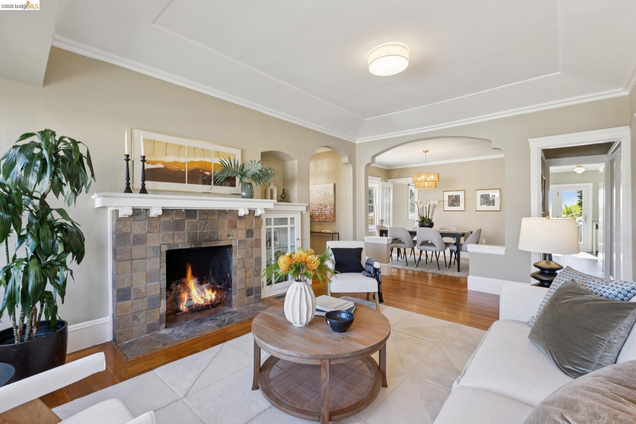 Detail Gallery Image 7 of 46 For 715 Hillgirt Cir, Oakland,  CA 94610 - 2 Beds | 1 Baths