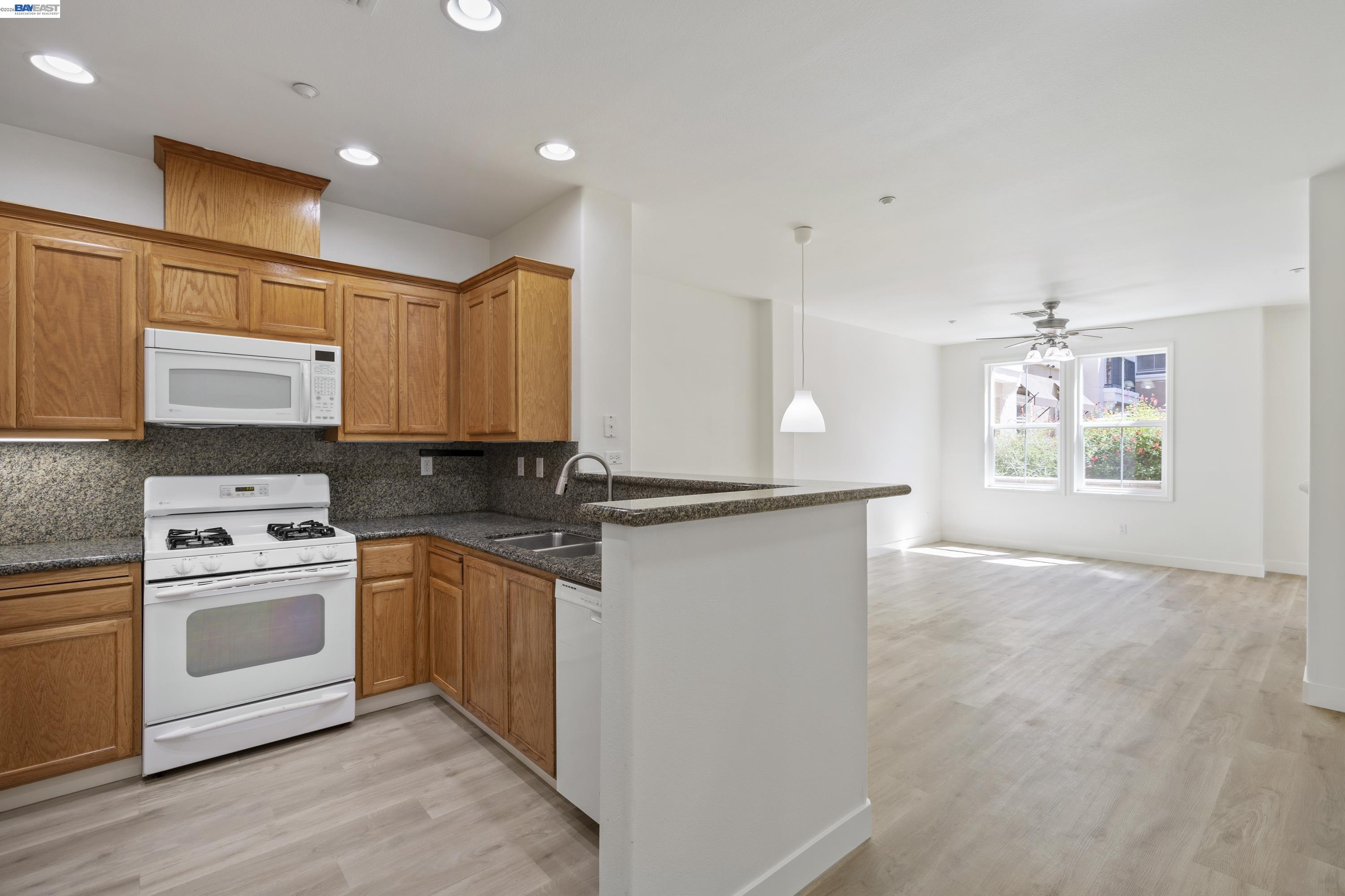 Detail Gallery Image 13 of 44 For 3290 Maguire Way #101,  Dublin,  CA 94568 - 3 Beds | 2 Baths