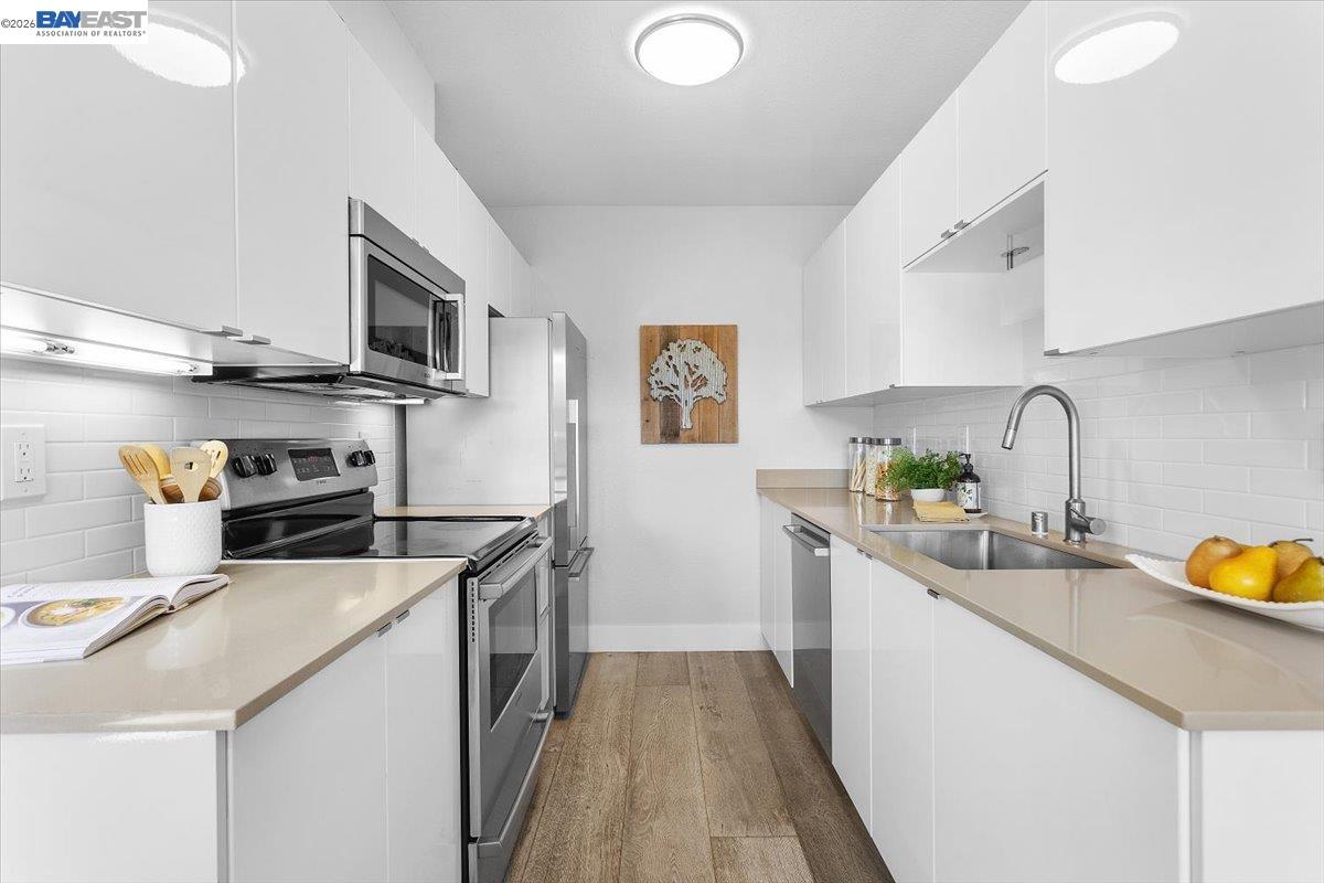 Detail Gallery Image 12 of 60 For 130 Lakeshore Ct, Richmond,  CA 94804 - 1 Beds | 1 Baths