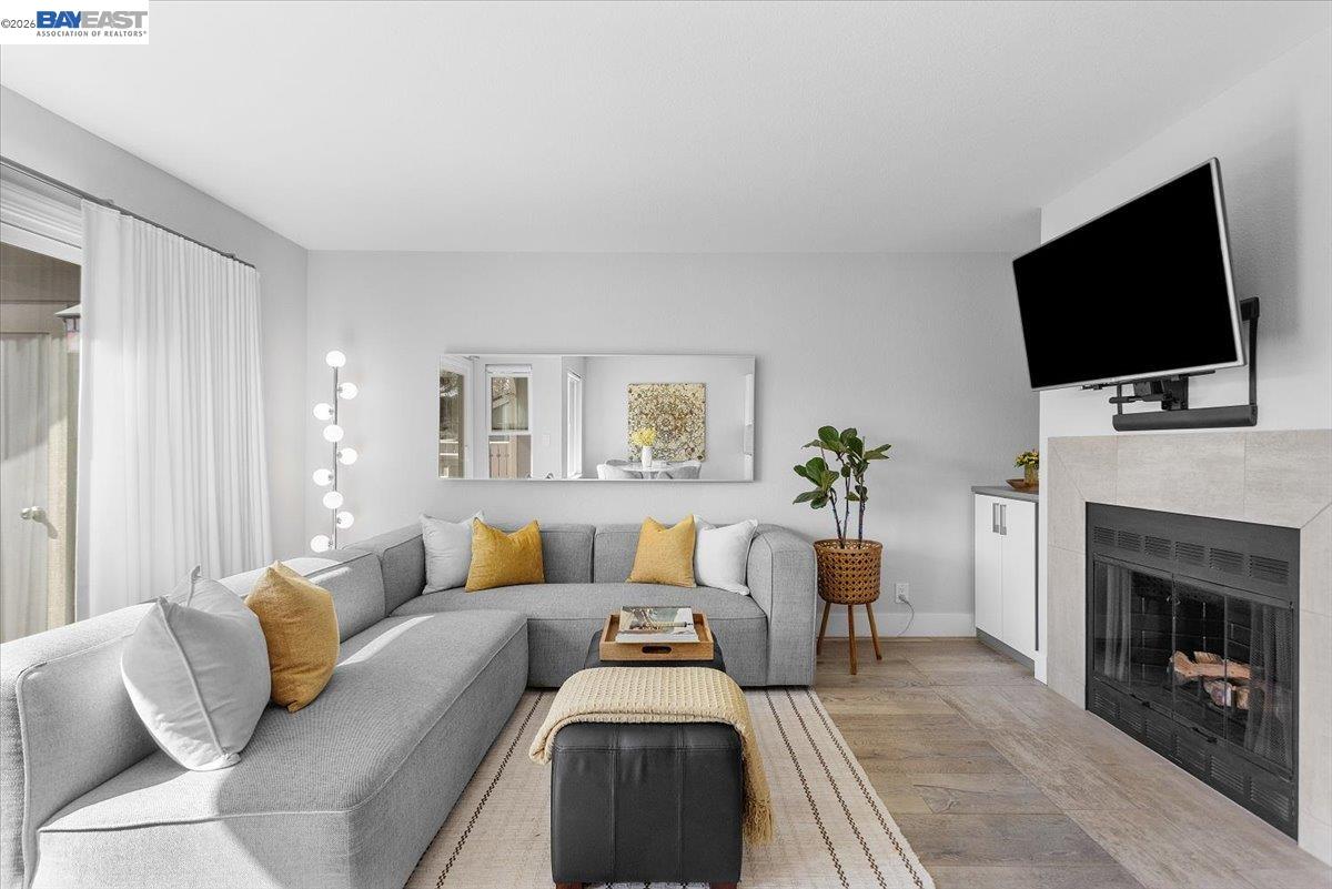 Detail Gallery Image 4 of 60 For 130 Lakeshore Ct, Richmond,  CA 94804 - 1 Beds | 1 Baths