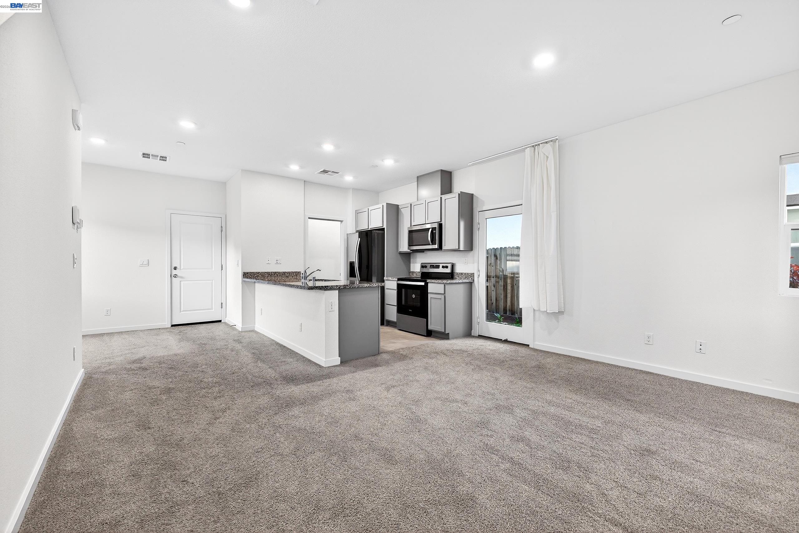 Detail Gallery Image 6 of 45 For 7000 Santa Venetia Pl, Roseville,  CA 95747 - 3 Beds | 2 Baths