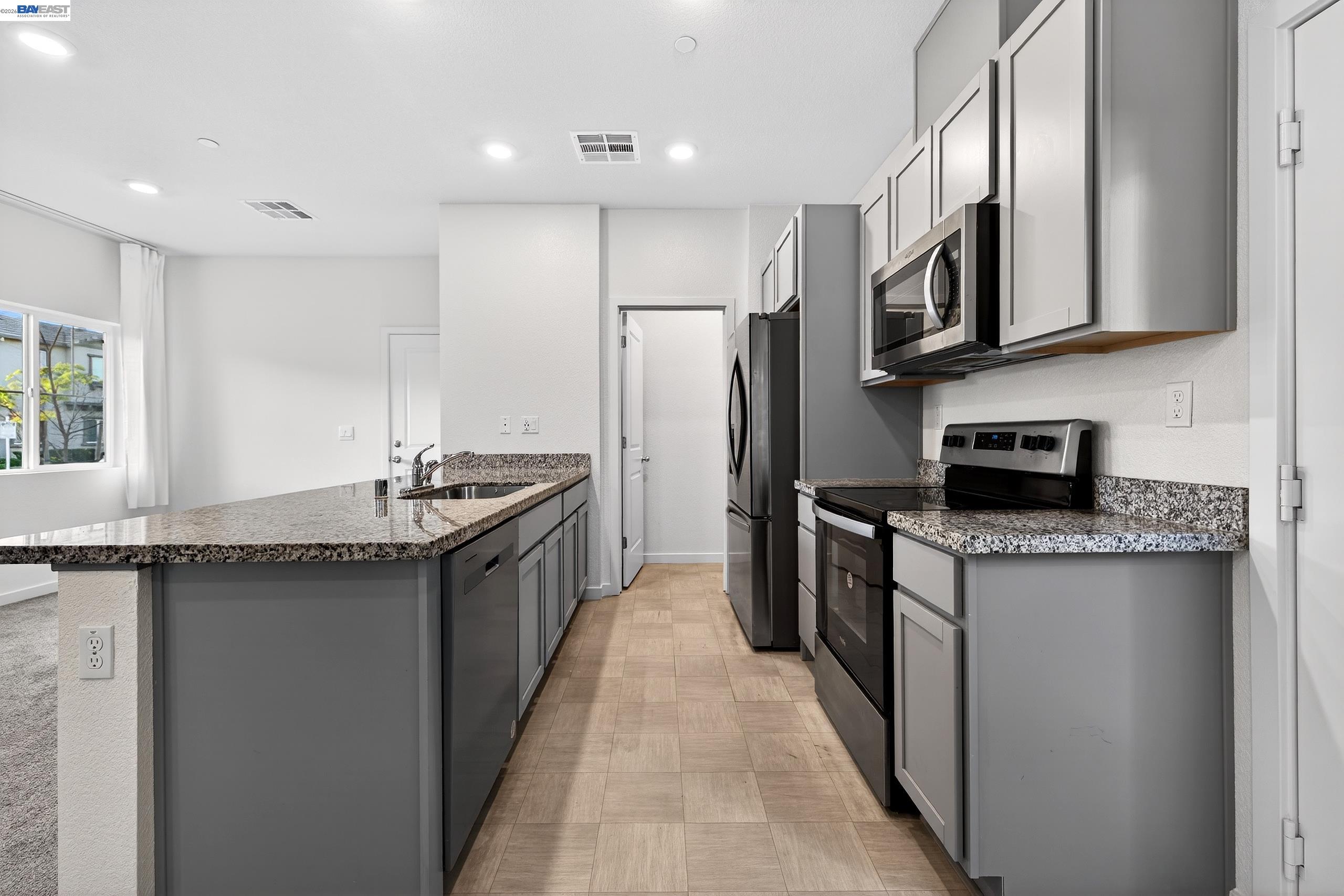 Detail Gallery Image 9 of 45 For 7000 Santa Venetia Pl, Roseville,  CA 95747 - 3 Beds | 2 Baths