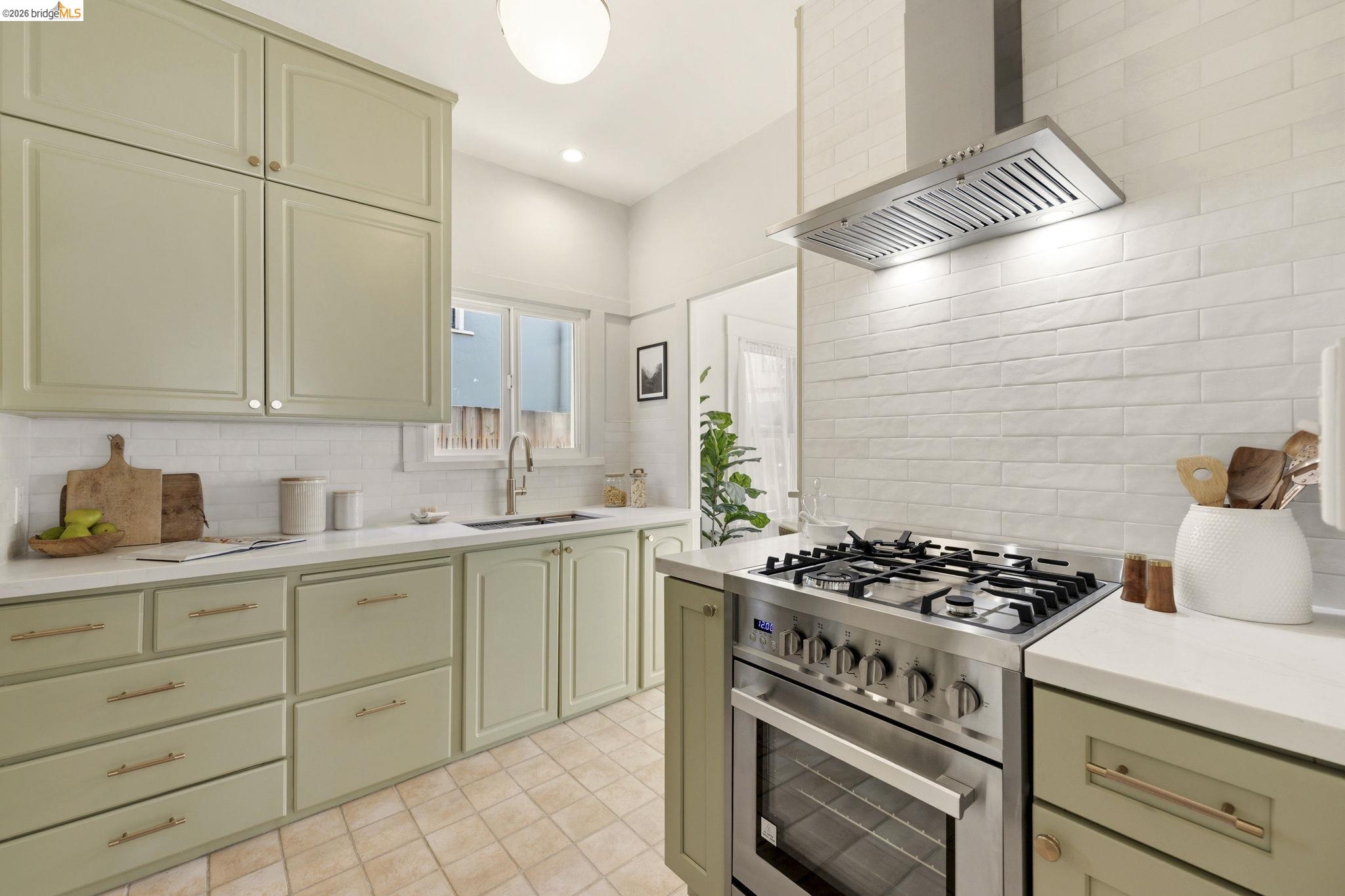 Detail Gallery Image 14 of 36 For 64 Ramona Ave., Oakland,  CA 94611 - 2 Beds | 1 Baths