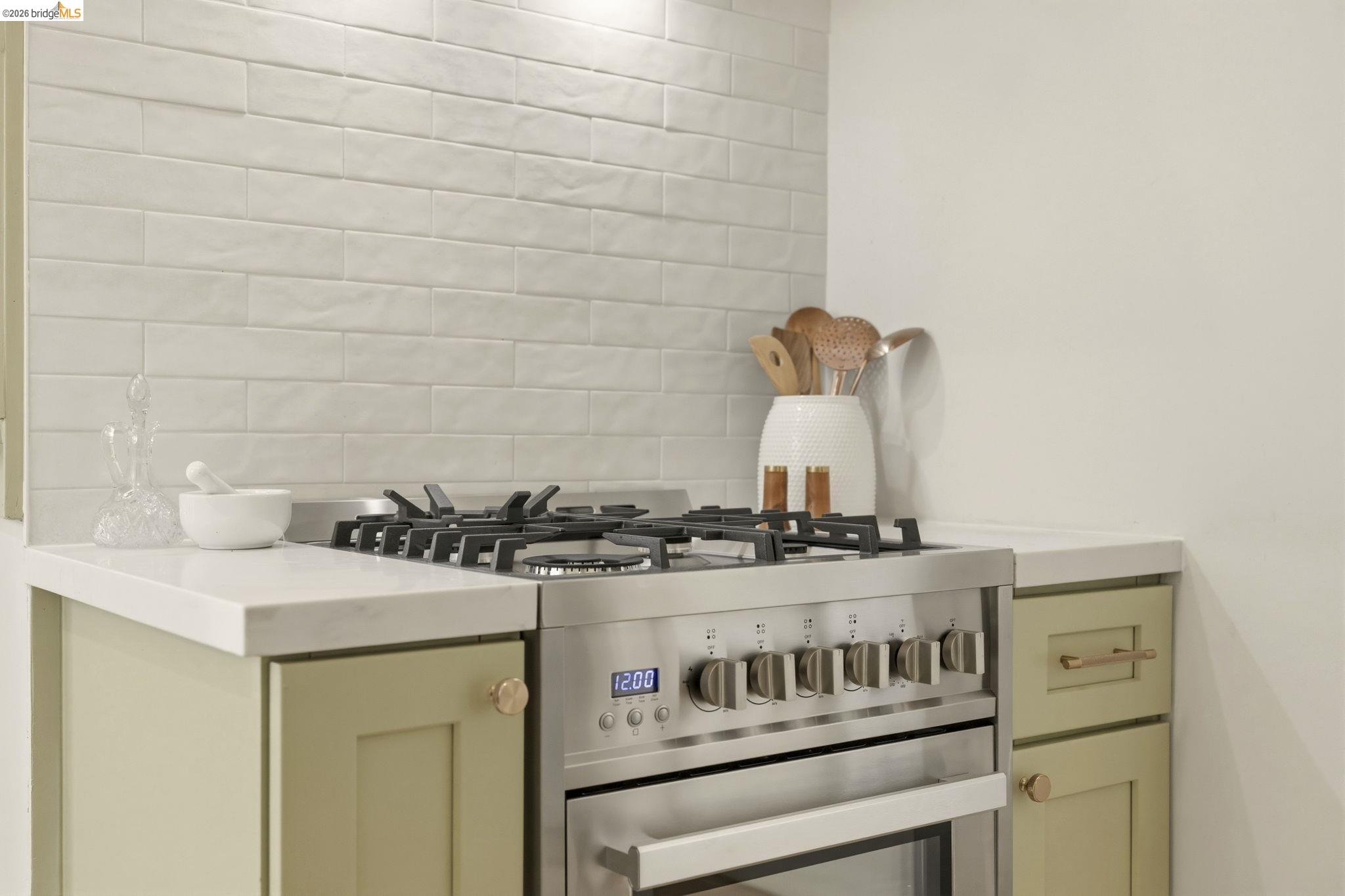 Detail Gallery Image 19 of 36 For 64 Ramona Ave., Oakland,  CA 94611 - 2 Beds | 1 Baths