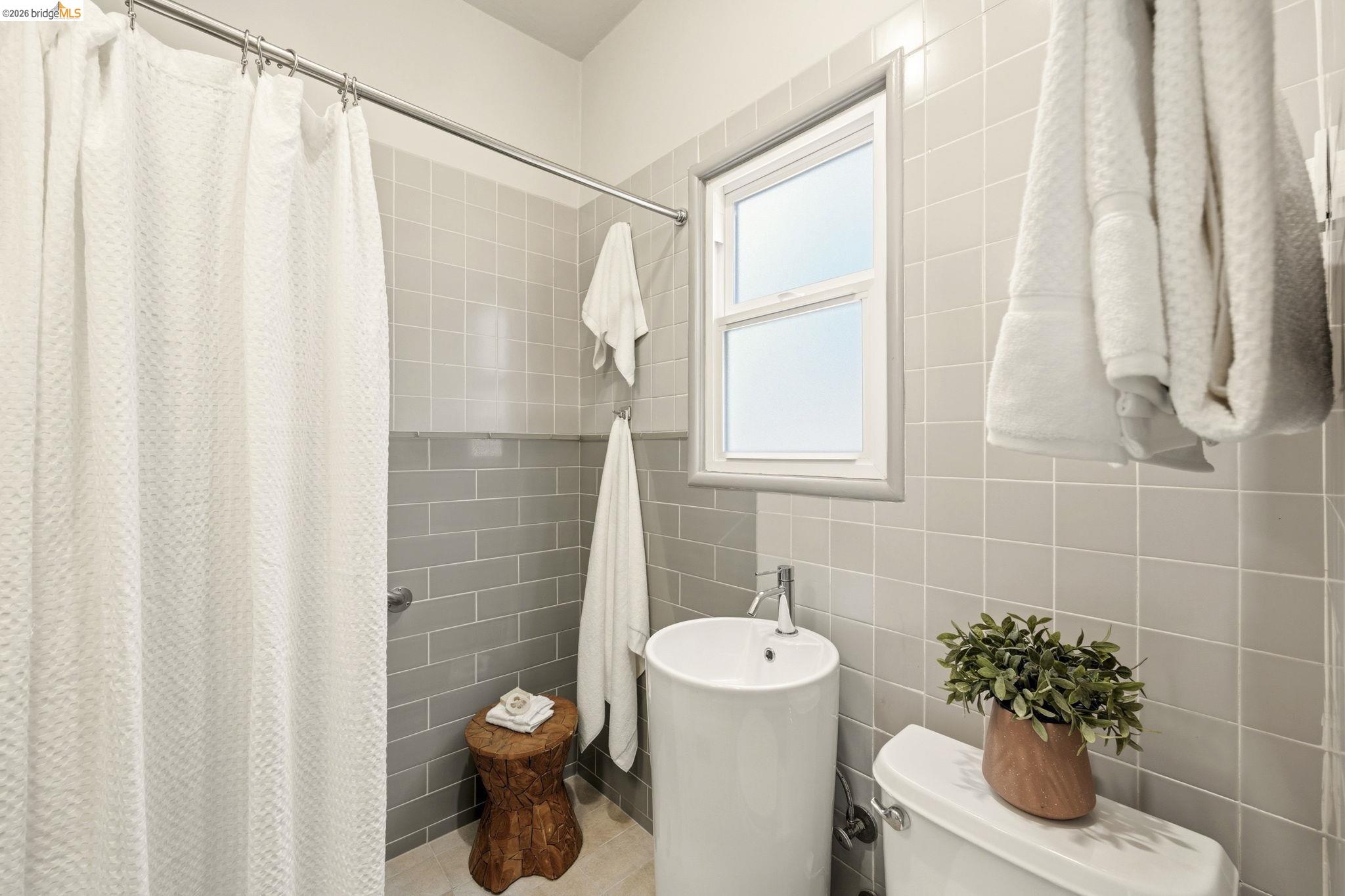 Detail Gallery Image 26 of 36 For 64 Ramona Ave., Oakland,  CA 94611 - 2 Beds | 1 Baths