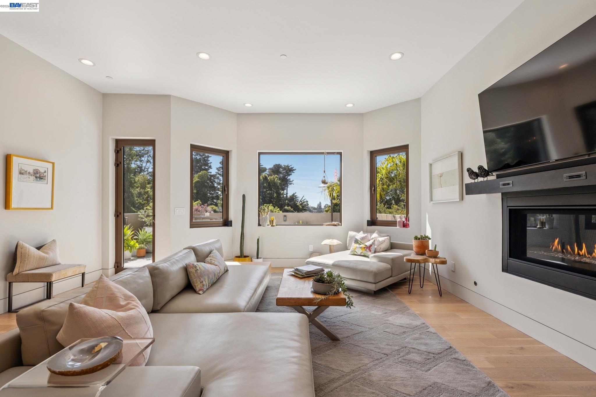 Detail Gallery Image 12 of 60 For 2588 Scout Rd, Oakland,  CA 94611 - 4 Beds | 3/1 Baths