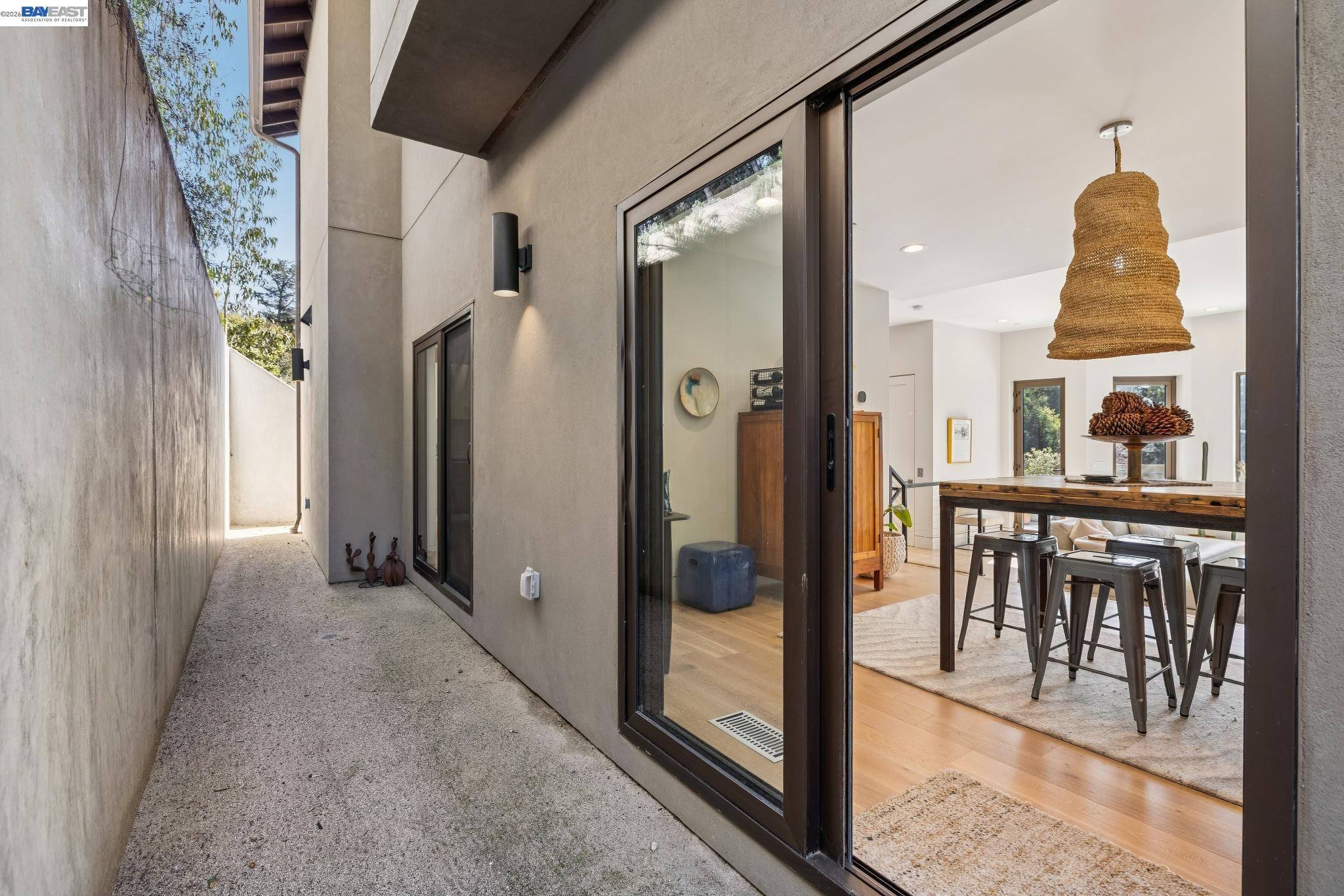 Detail Gallery Image 17 of 60 For 2588 Scout Rd, Oakland,  CA 94611 - 4 Beds | 3/1 Baths