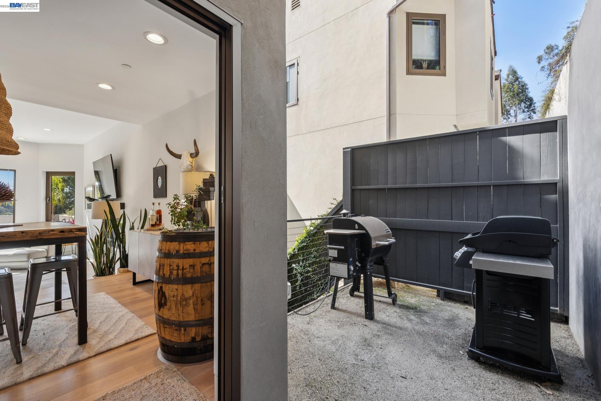 Detail Gallery Image 18 of 60 For 2588 Scout Rd, Oakland,  CA 94611 - 4 Beds | 3/1 Baths