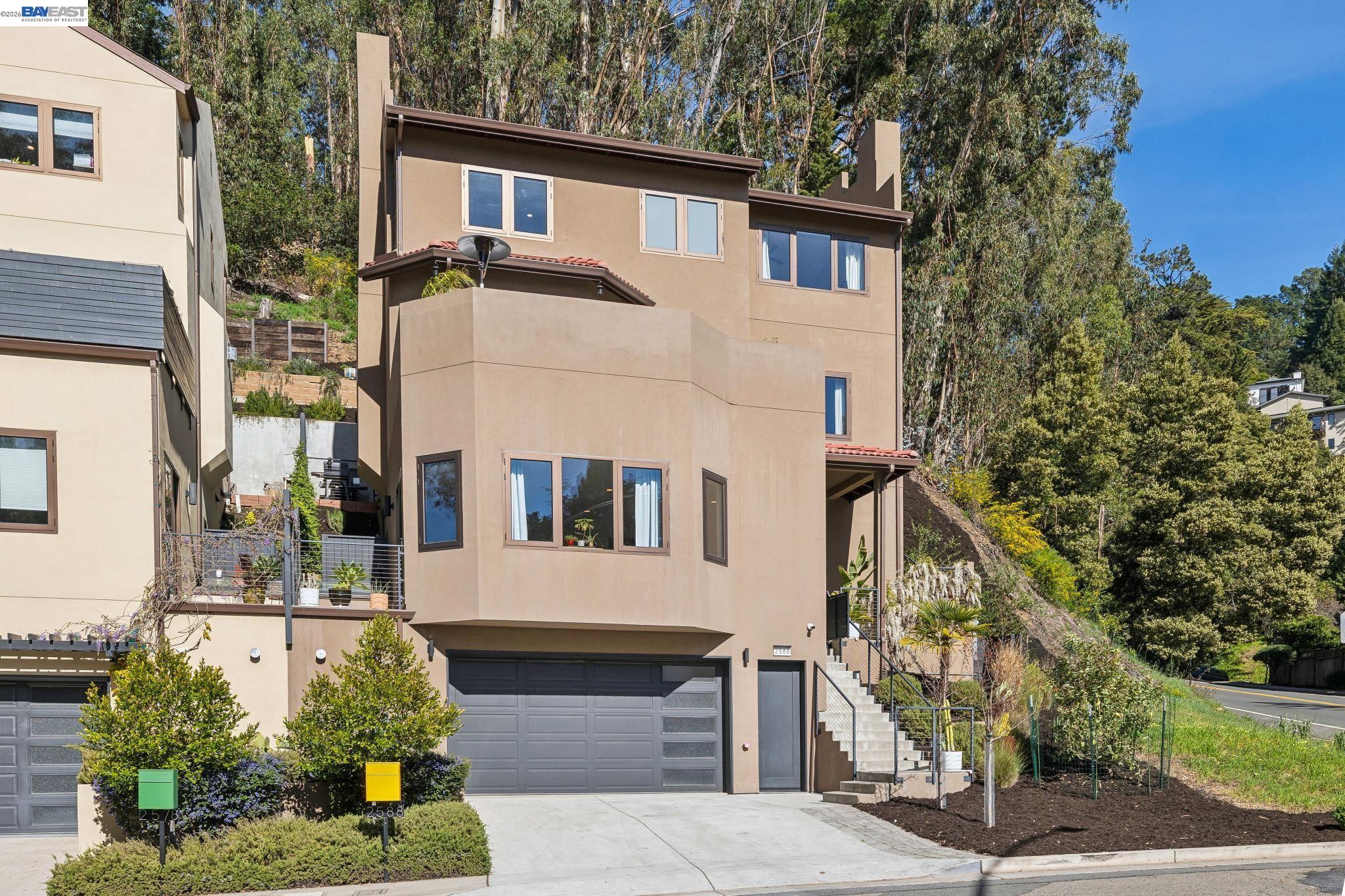 Detail Gallery Image 3 of 60 For 2588 Scout Rd, Oakland,  CA 94611 - 4 Beds | 3/1 Baths