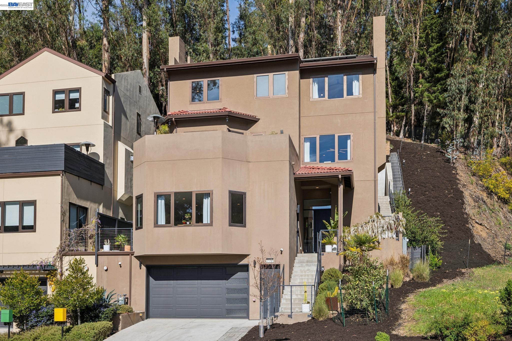 Detail Gallery Image 4 of 60 For 2588 Scout Rd, Oakland,  CA 94611 - 4 Beds | 3/1 Baths