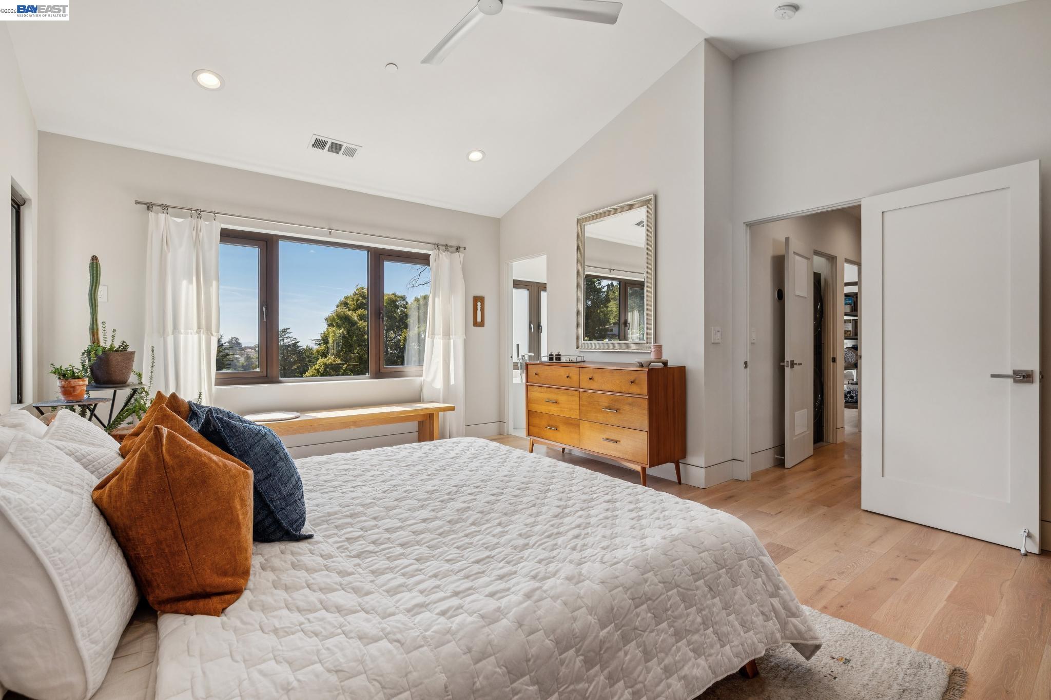 Detail Gallery Image 38 of 60 For 2588 Scout Rd, Oakland,  CA 94611 - 4 Beds | 3/1 Baths