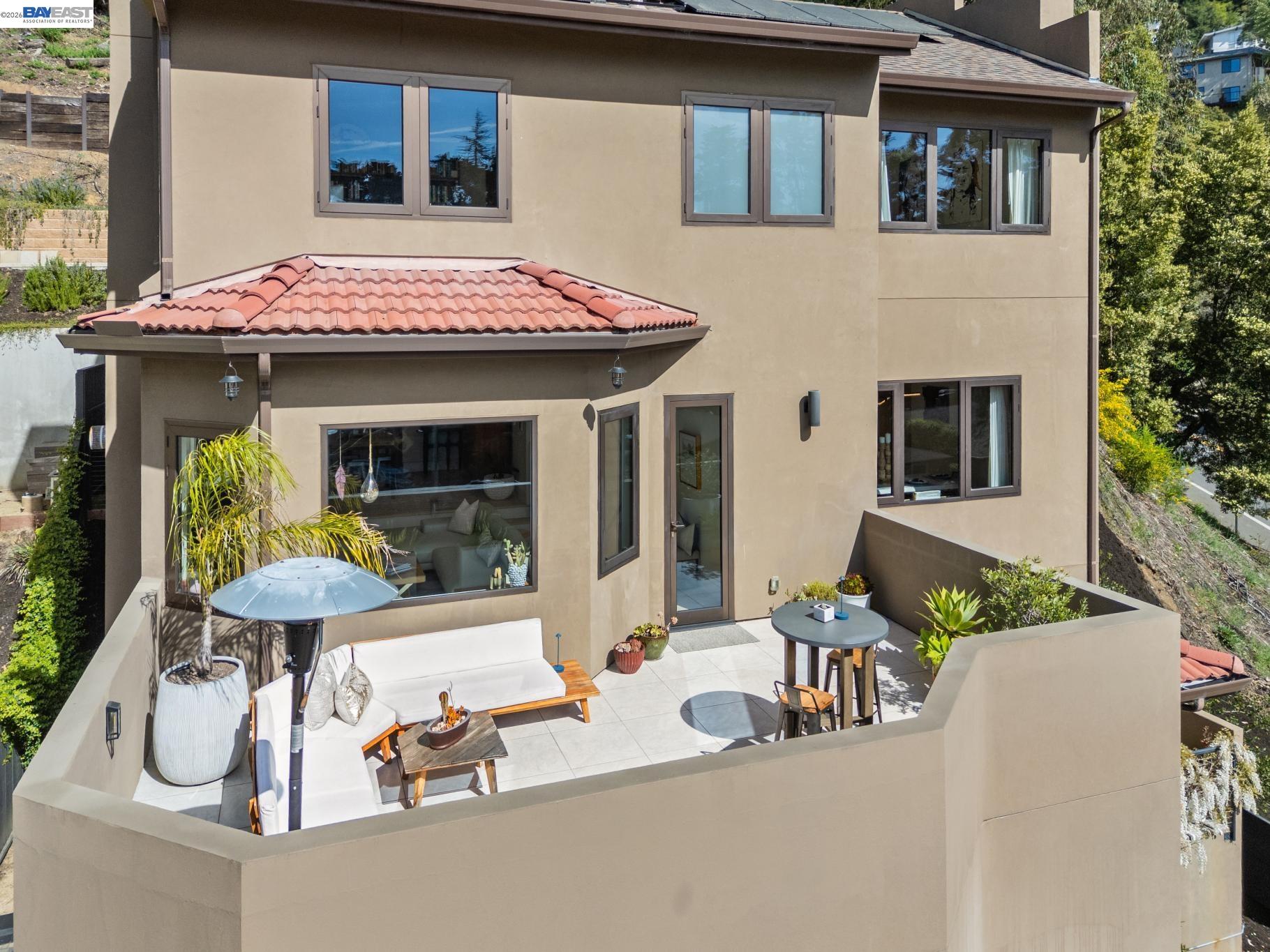 Detail Gallery Image 6 of 60 For 2588 Scout Rd, Oakland,  CA 94611 - 4 Beds | 3/1 Baths