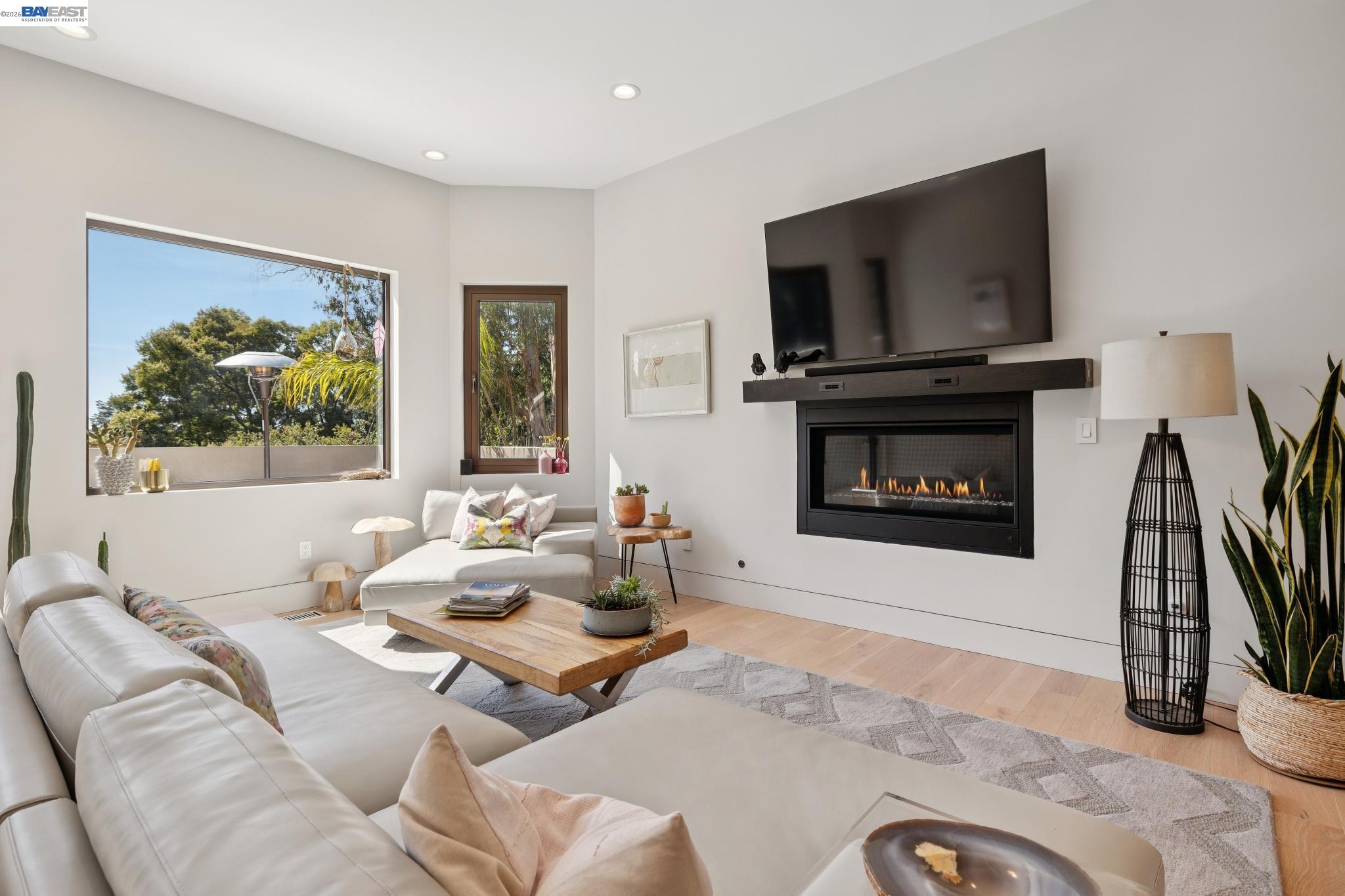 Detail Gallery Image 10 of 60 For 2588 Scout Rd, Oakland,  CA 94611 - 4 Beds | 3/1 Baths