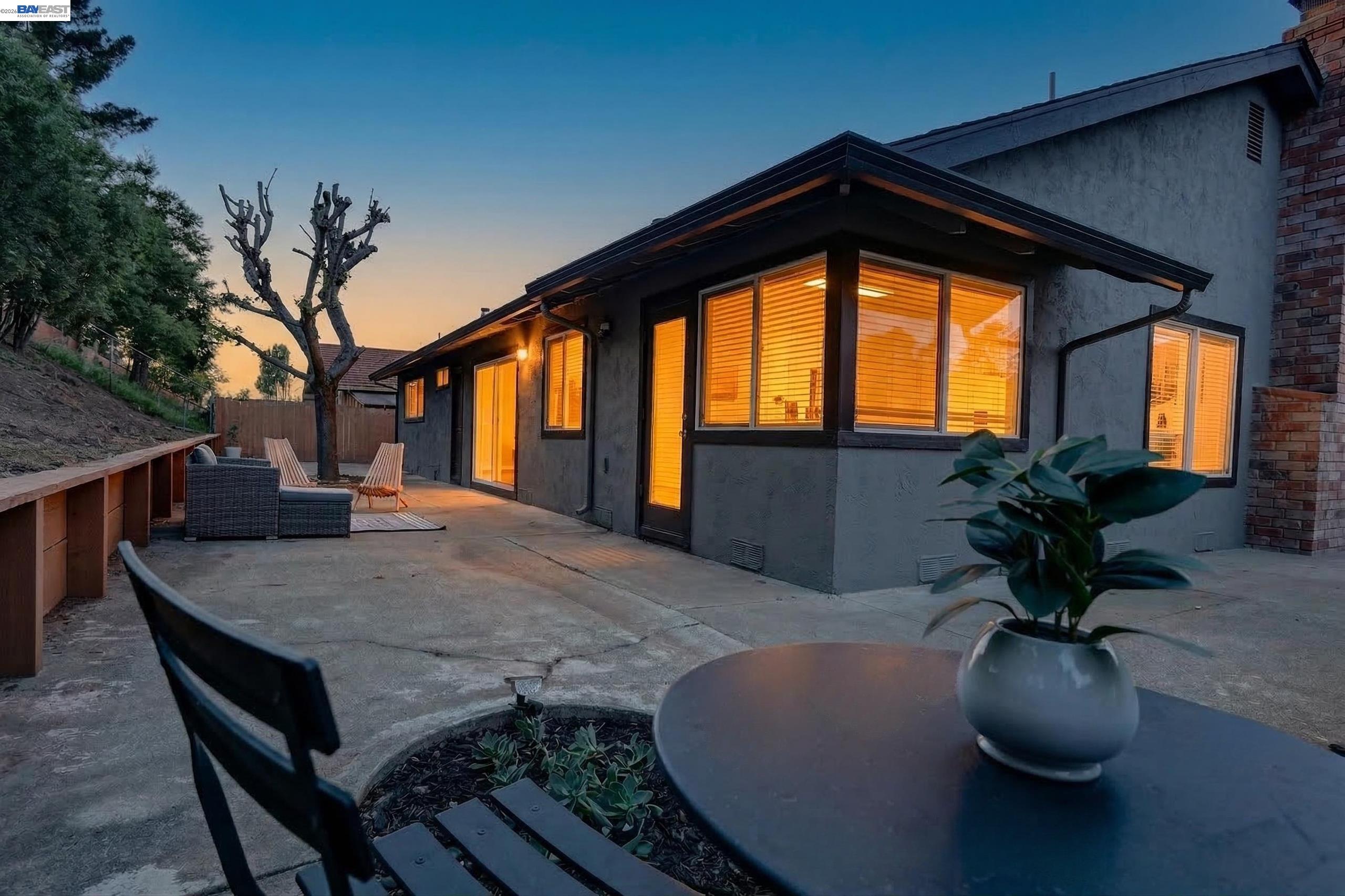 Detail Gallery Image 24 of 28 For 5170 Saddle Brook Dr, Oakland,  CA 94619 - 4 Beds | 2 Baths