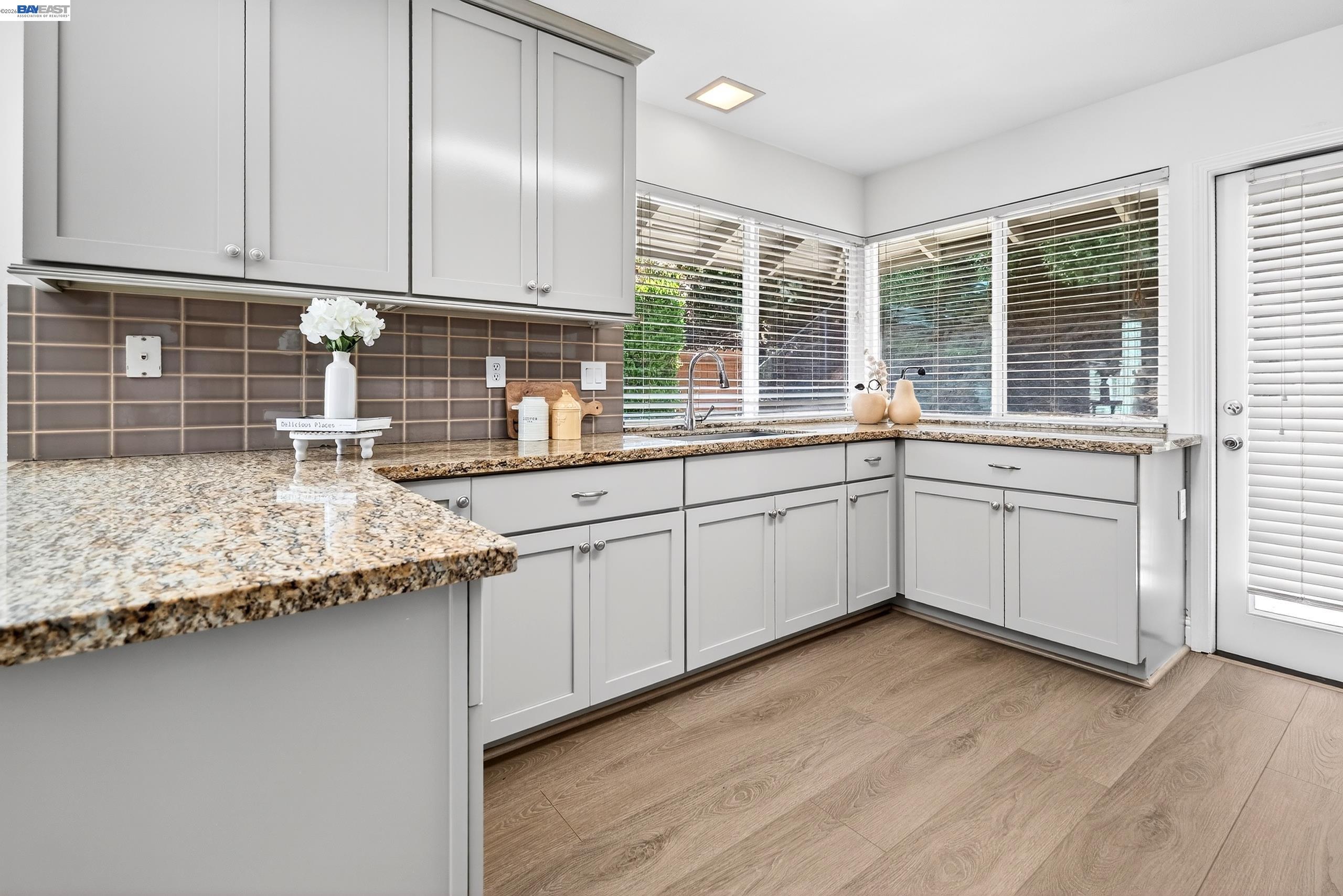 Detail Gallery Image 7 of 28 For 5170 Saddle Brook Dr, Oakland,  CA 94619 - 4 Beds | 2 Baths