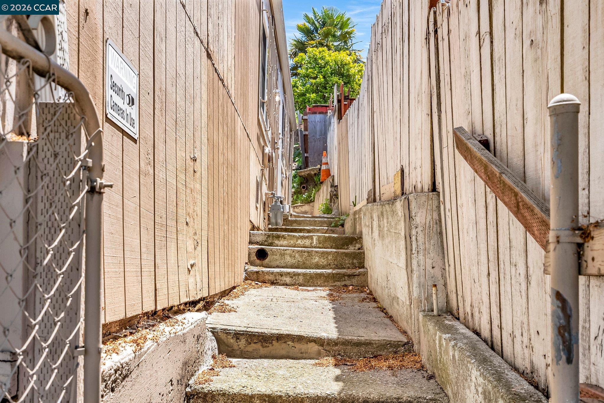 Detail Gallery Image 11 of 44 For 2150 35th Ave, Oakland,  CA 94601 - 5 Beds | 2/2 Baths