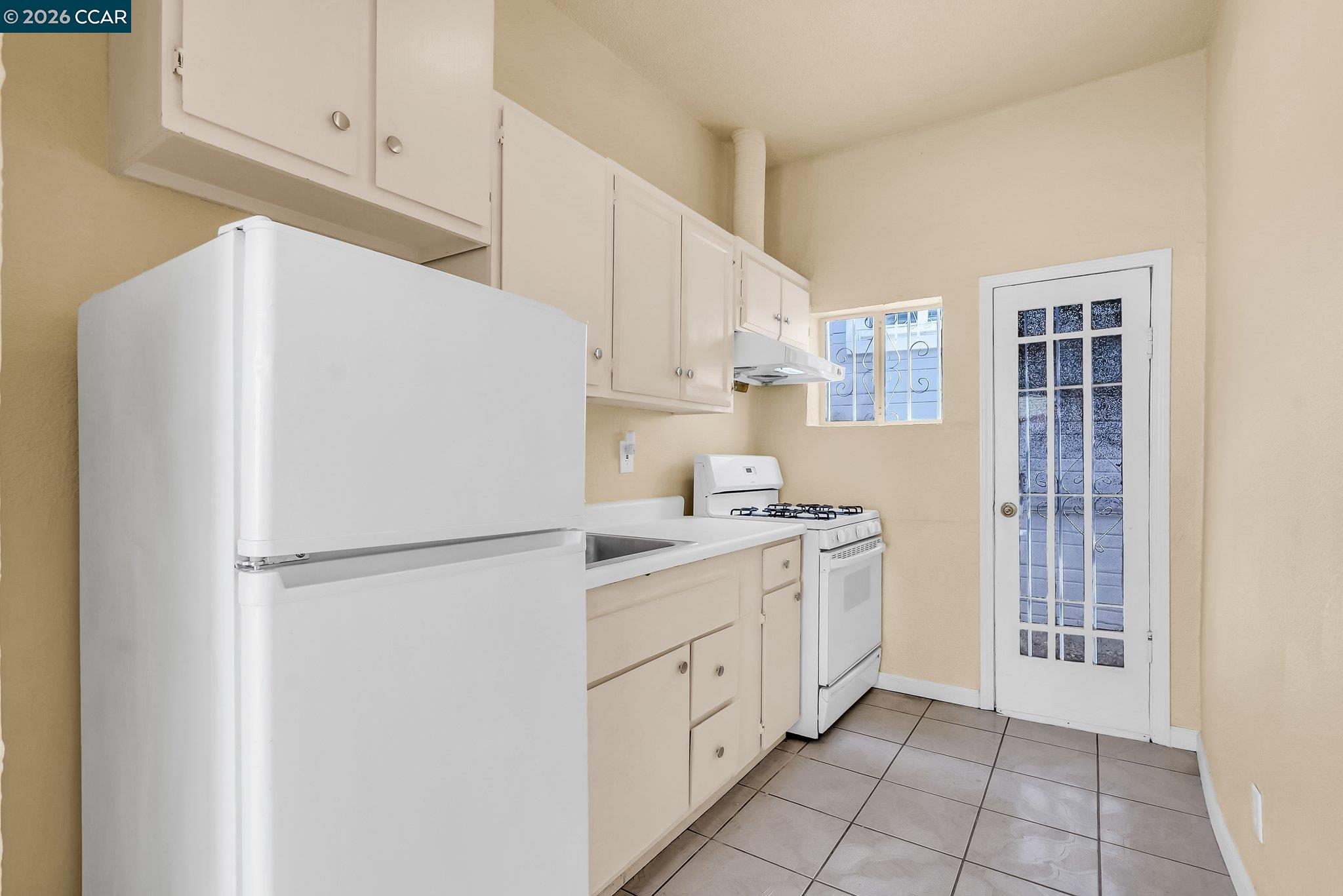 Detail Gallery Image 17 of 44 For 2150 35th Ave, Oakland,  CA 94601 - 5 Beds | 2/2 Baths