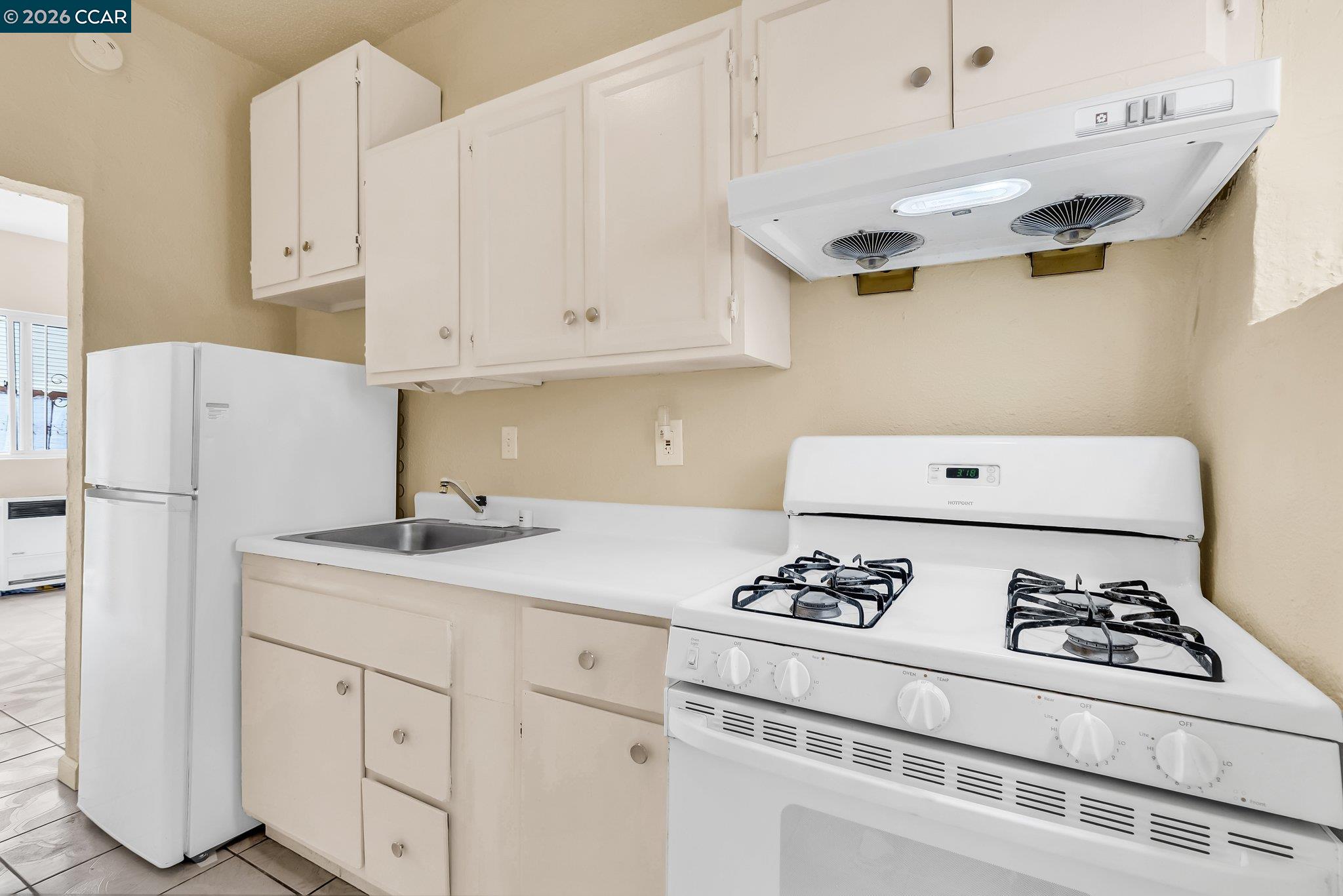 Detail Gallery Image 18 of 44 For 2150 35th Ave, Oakland,  CA 94601 - 5 Beds | 2/2 Baths