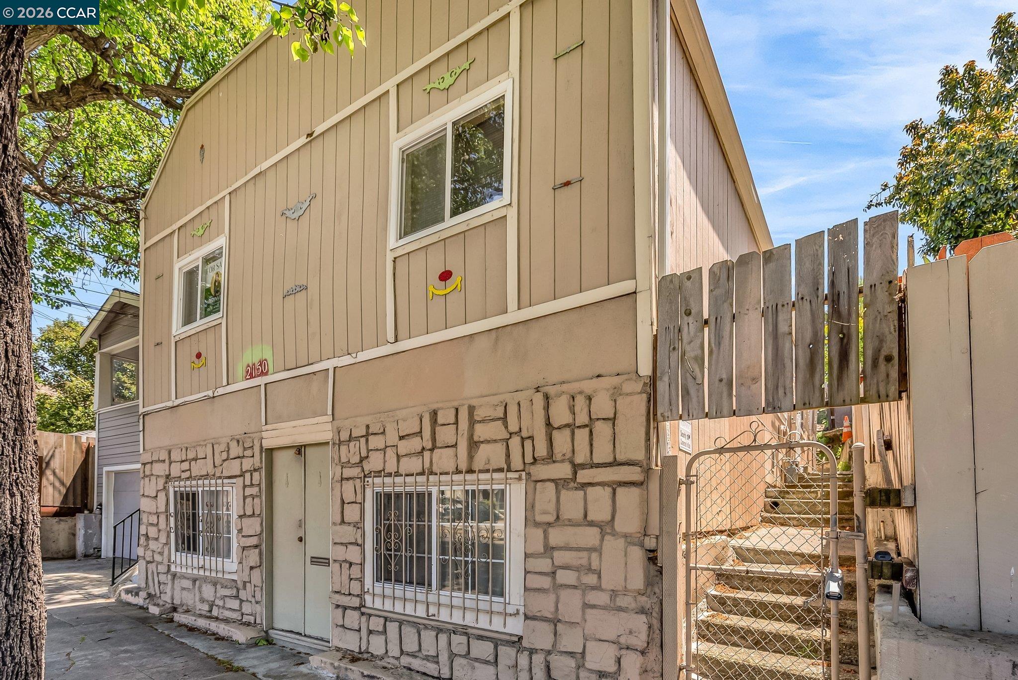 Detail Gallery Image 3 of 44 For 2150 35th Ave, Oakland,  CA 94601 - 5 Beds | 2/2 Baths