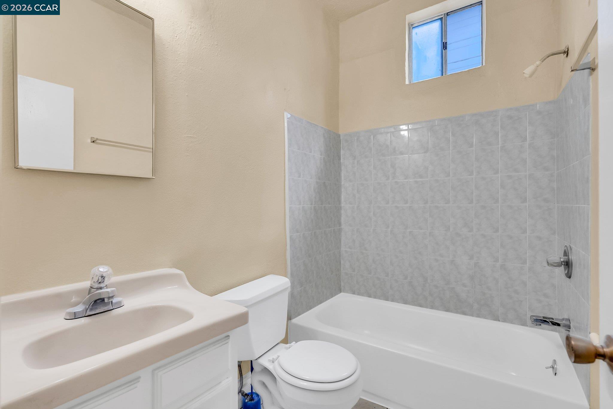 Detail Gallery Image 23 of 44 For 2150 35th Ave, Oakland,  CA 94601 - 5 Beds | 2/2 Baths