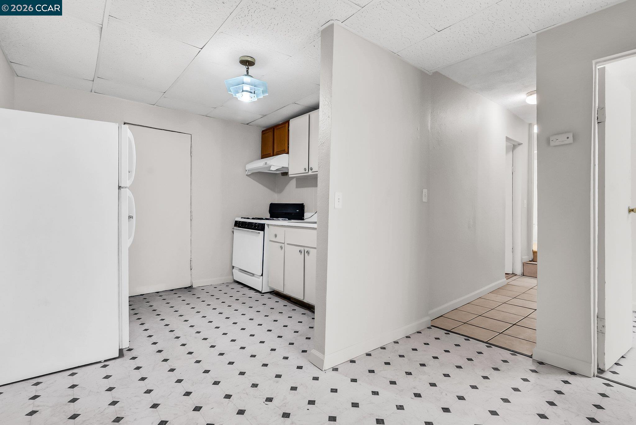 Detail Gallery Image 30 of 44 For 2150 35th Ave, Oakland,  CA 94601 - 5 Beds | 2/2 Baths