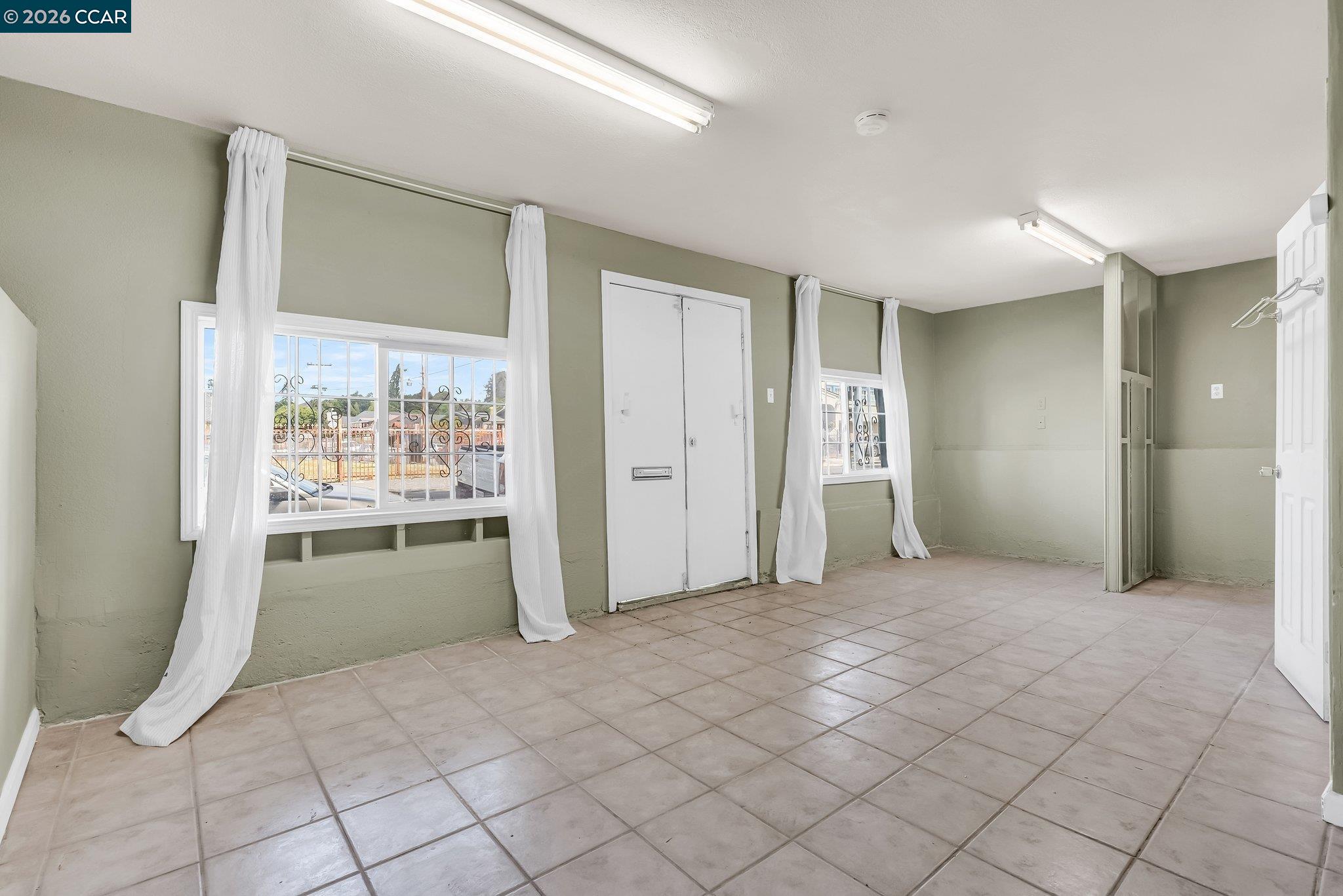 Detail Gallery Image 4 of 44 For 2150 35th Ave, Oakland,  CA 94601 - 5 Beds | 2/2 Baths