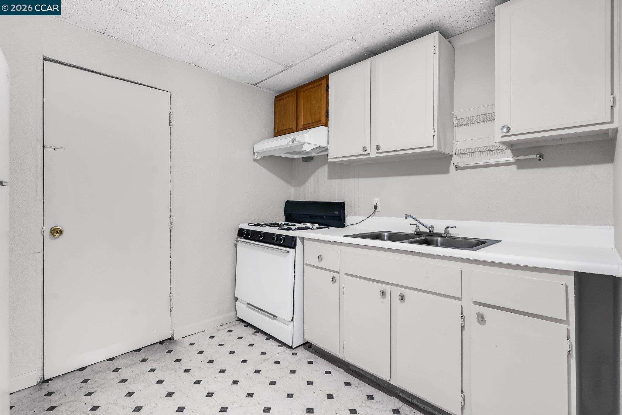 Detail Gallery Image 32 of 44 For 2150 35th Ave, Oakland,  CA 94601 - 5 Beds | 2/2 Baths